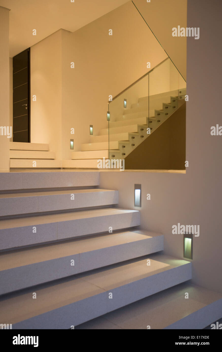 Moderne Treppe beleuchtet bei Nacht Stockfoto