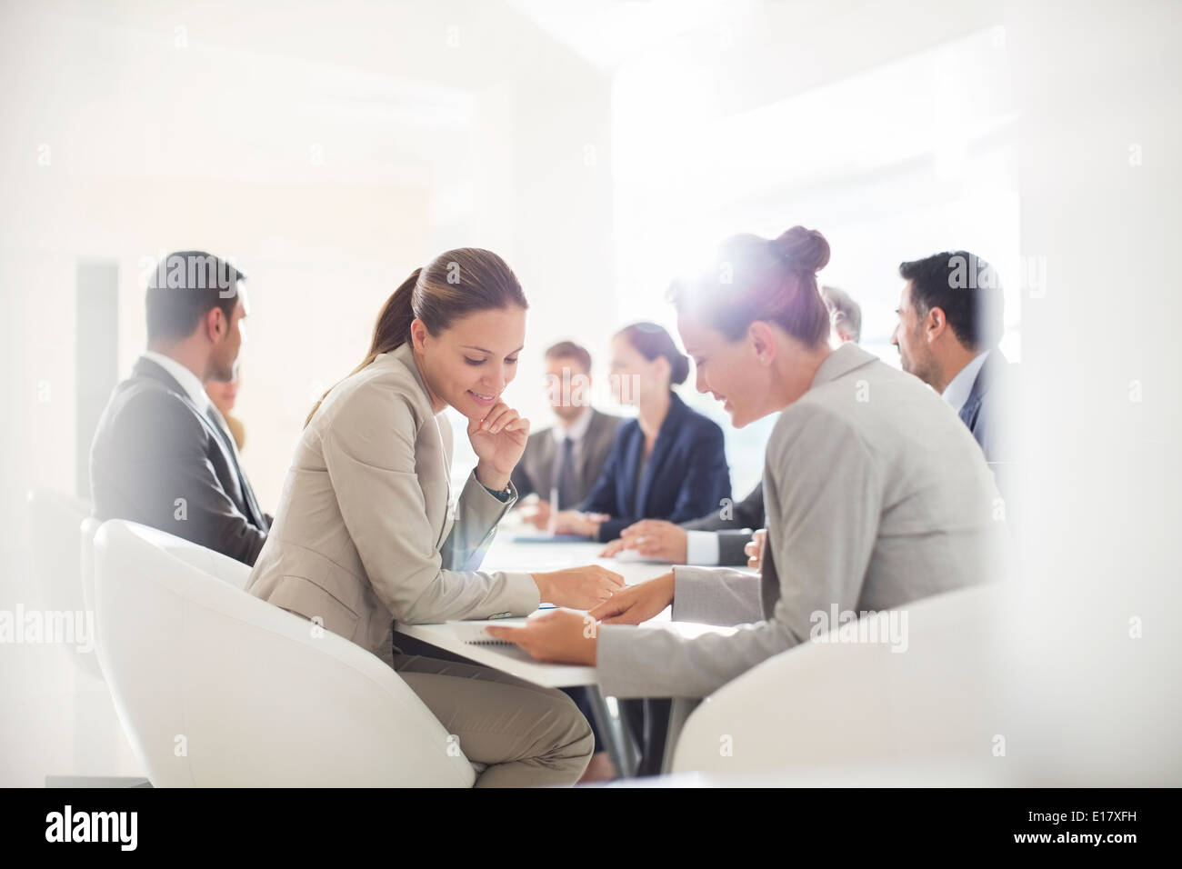 Business-Leute treffen am Konferenztisch Stockfoto