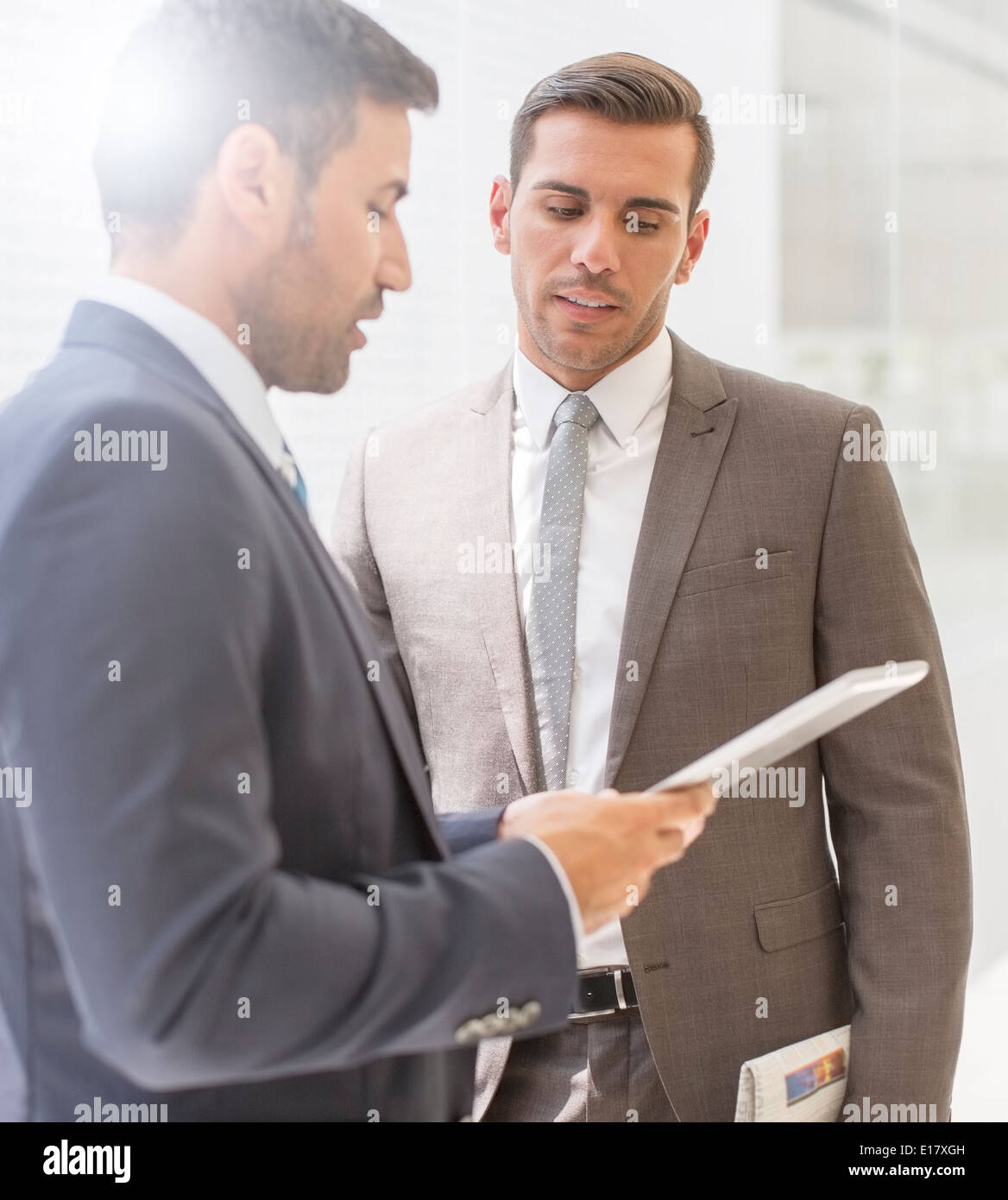 Geschäftsleute, die mit digital-Tablette Stockfoto
