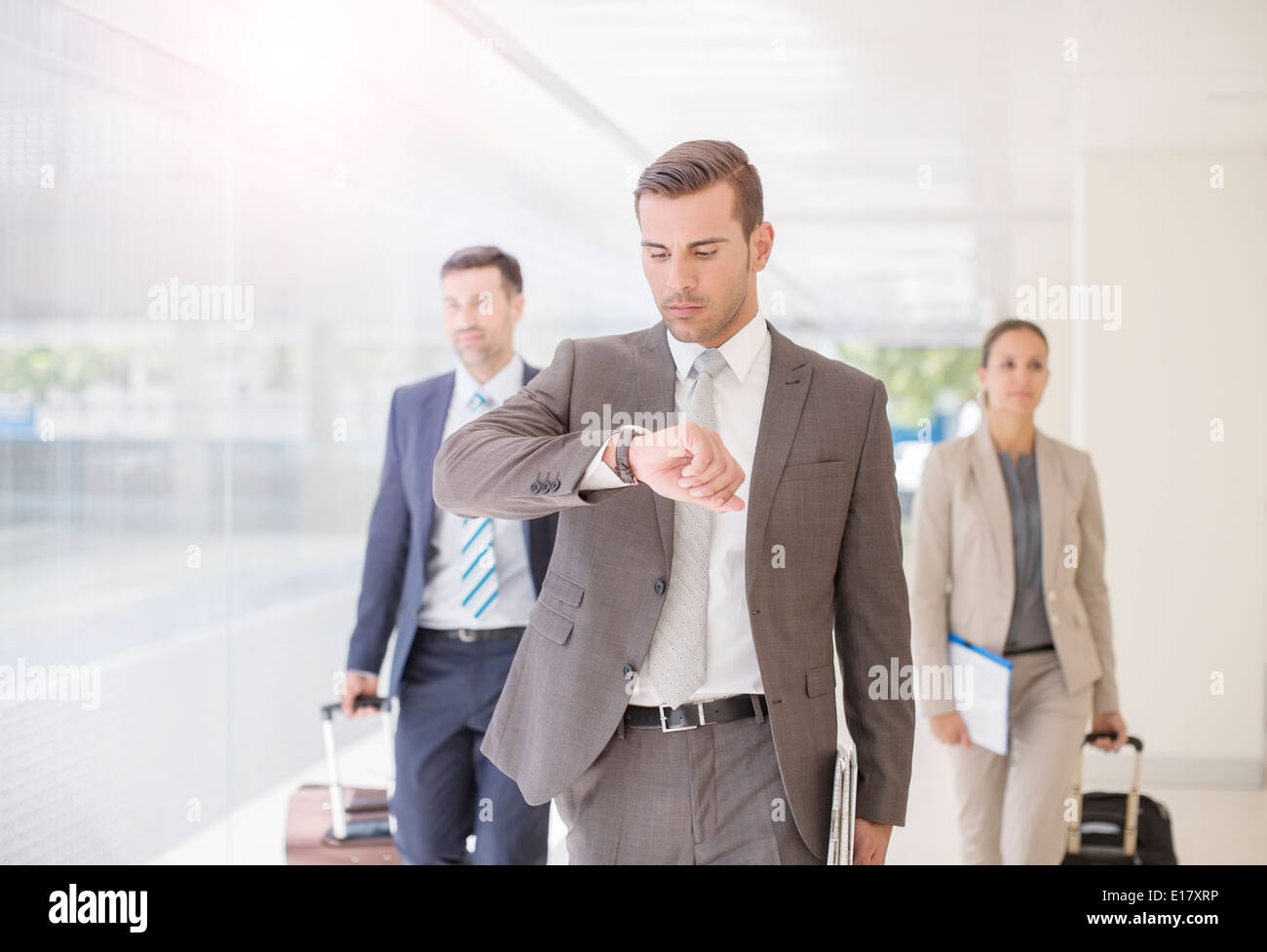 Business-Leute mit Koffern im Flur Stockfoto