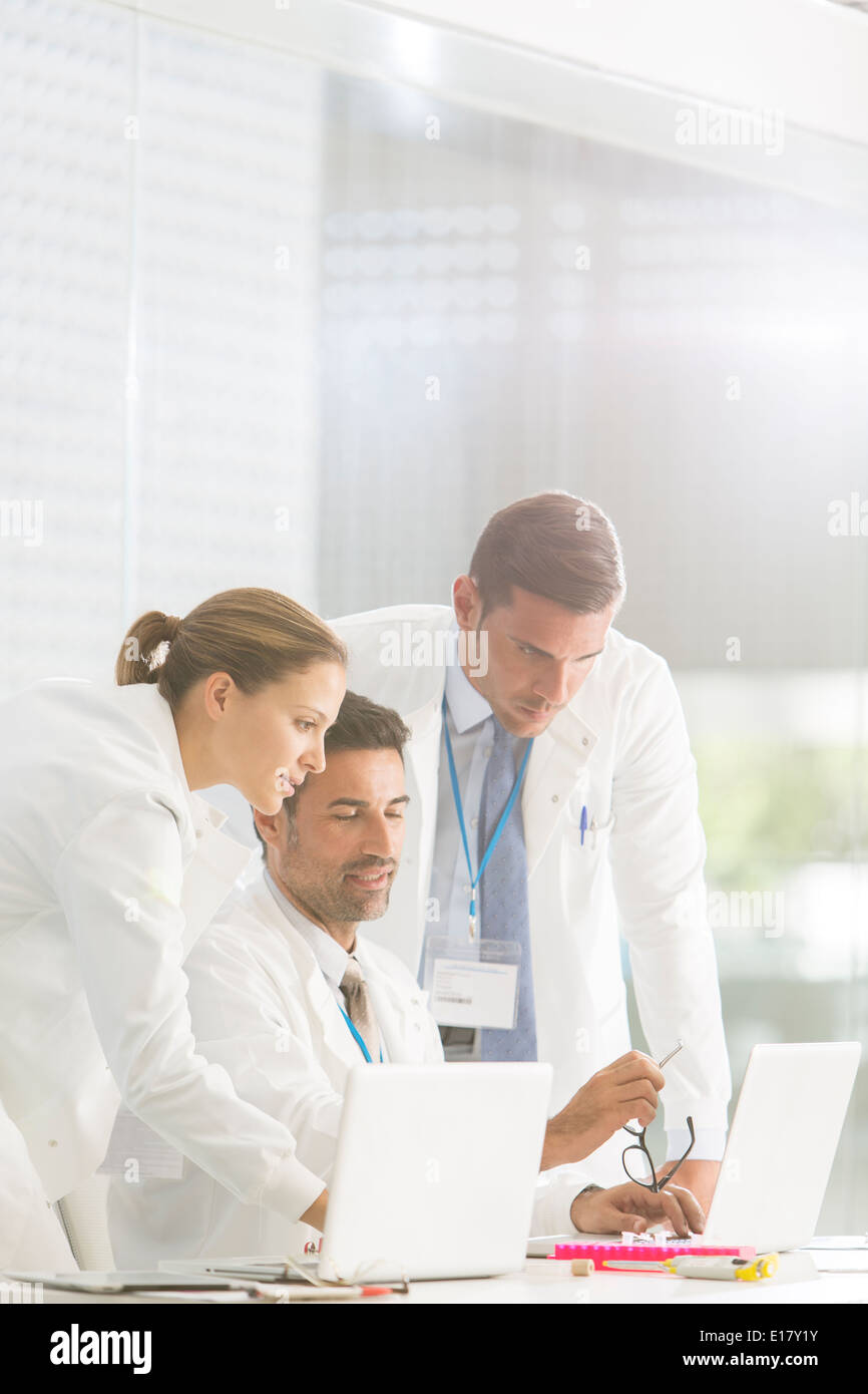 Ärzte mit Laptop im Krankenhaus Stockfoto