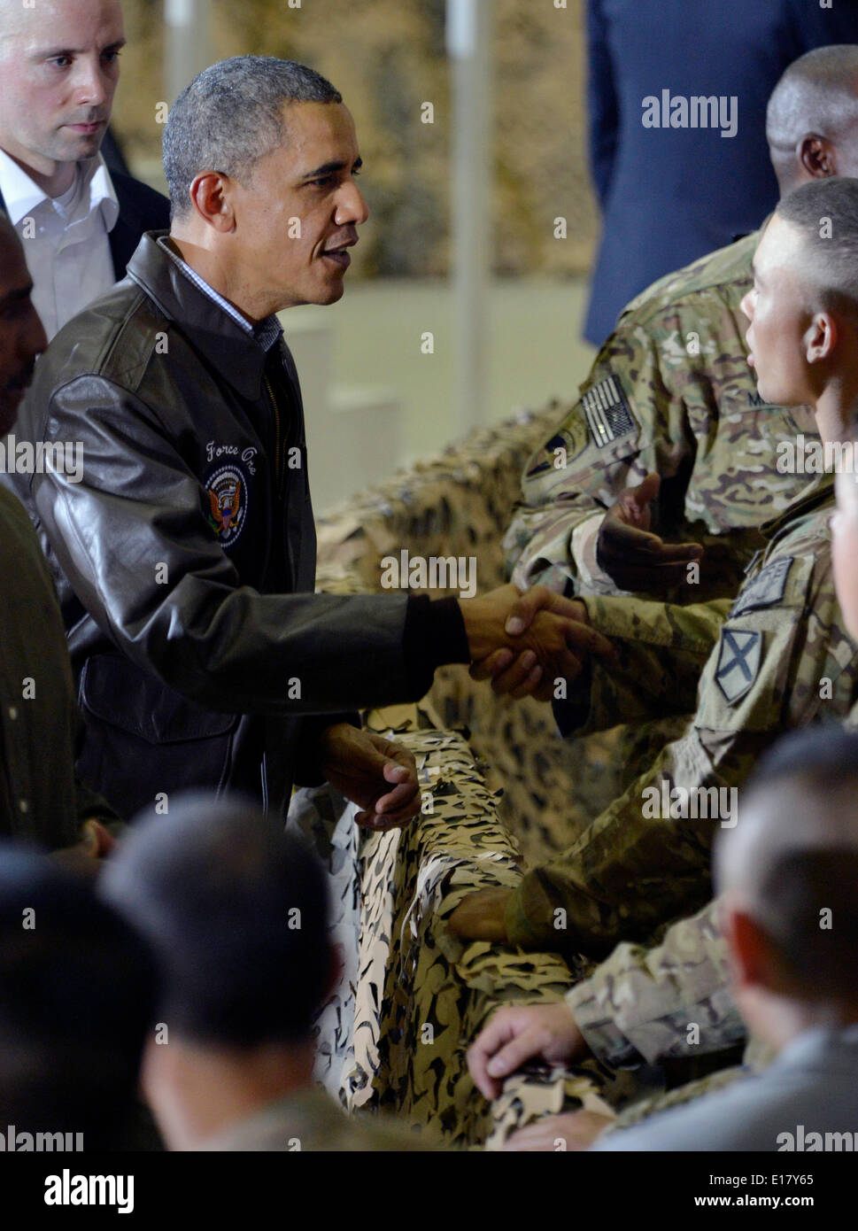 US-Präsident Barack Obama schüttelt Hände mit Service-Mitglieder bei einem unangekündigten Besuch in Bagram Air Field 25. Mai 2014 in Afghanistan. Stockfoto