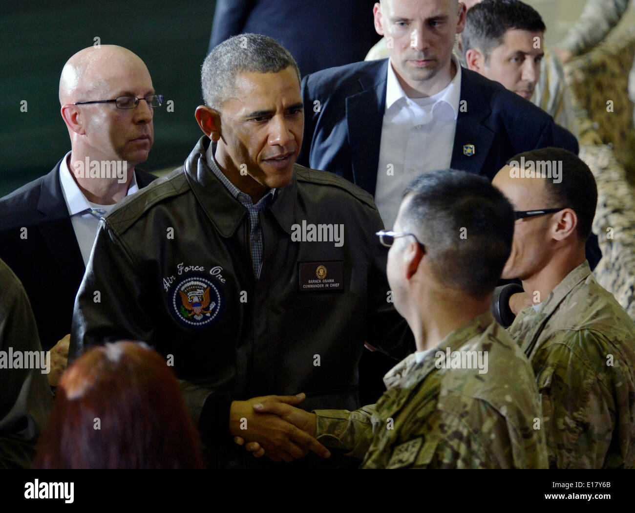 US-Präsident Barack Obama schüttelt Hände mit Service-Mitglieder bei einem unangekündigten Besuch in Bagram Air Field 25. Mai 2014 in Afghanistan. Stockfoto