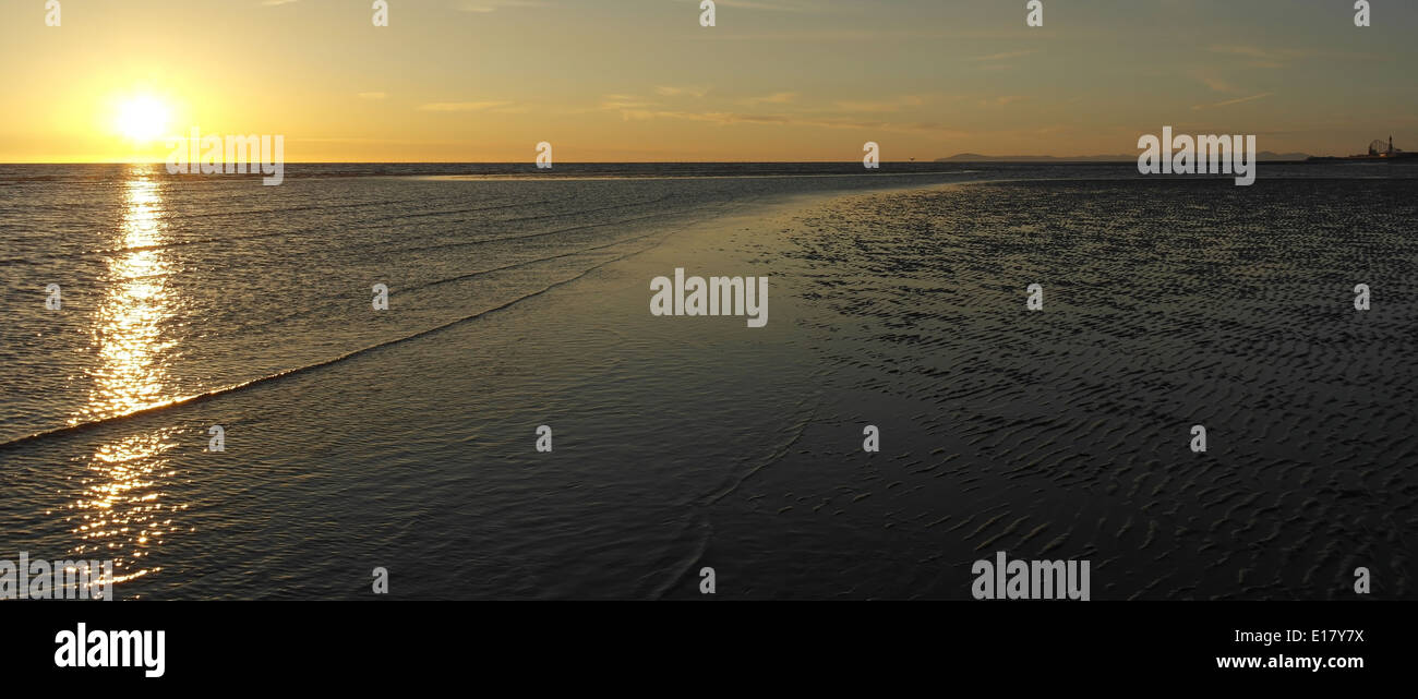 St Annes Beach View orange irische See Sonnenuntergang über sanfte Wellen Sand Wellen Küste Blackpool und Cumbrian Mountains Stockfoto