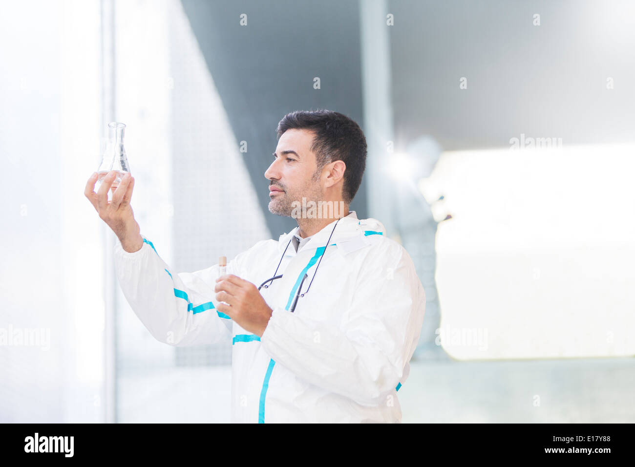 Wissenschaftler untersuchen Flüssigkeit im Becherglas Stockfoto