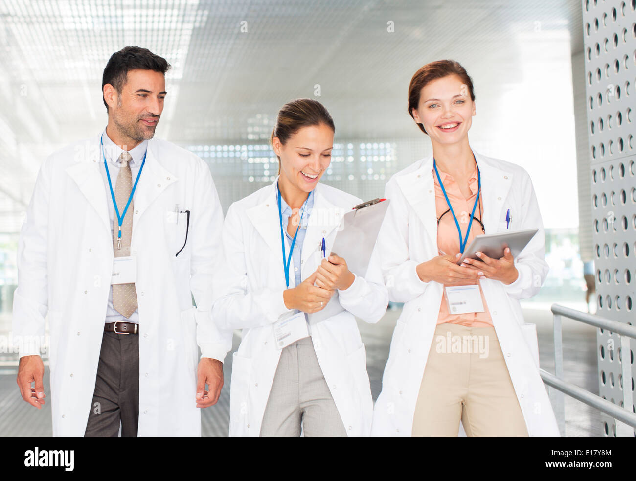 Ärzte im Krankenhausflur Stockfoto