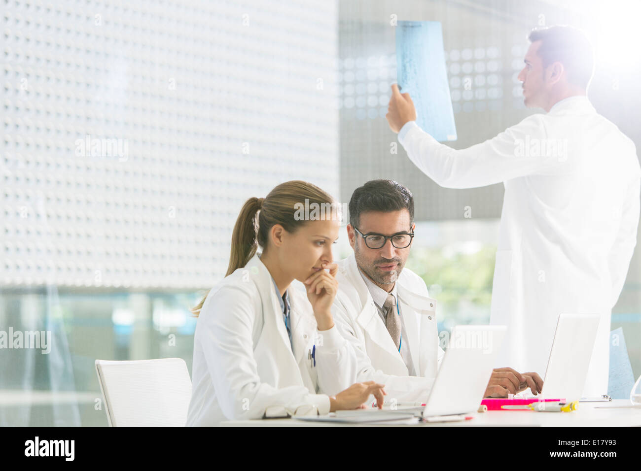 Ärzte im Krankenhaus arbeiten Stockfoto
