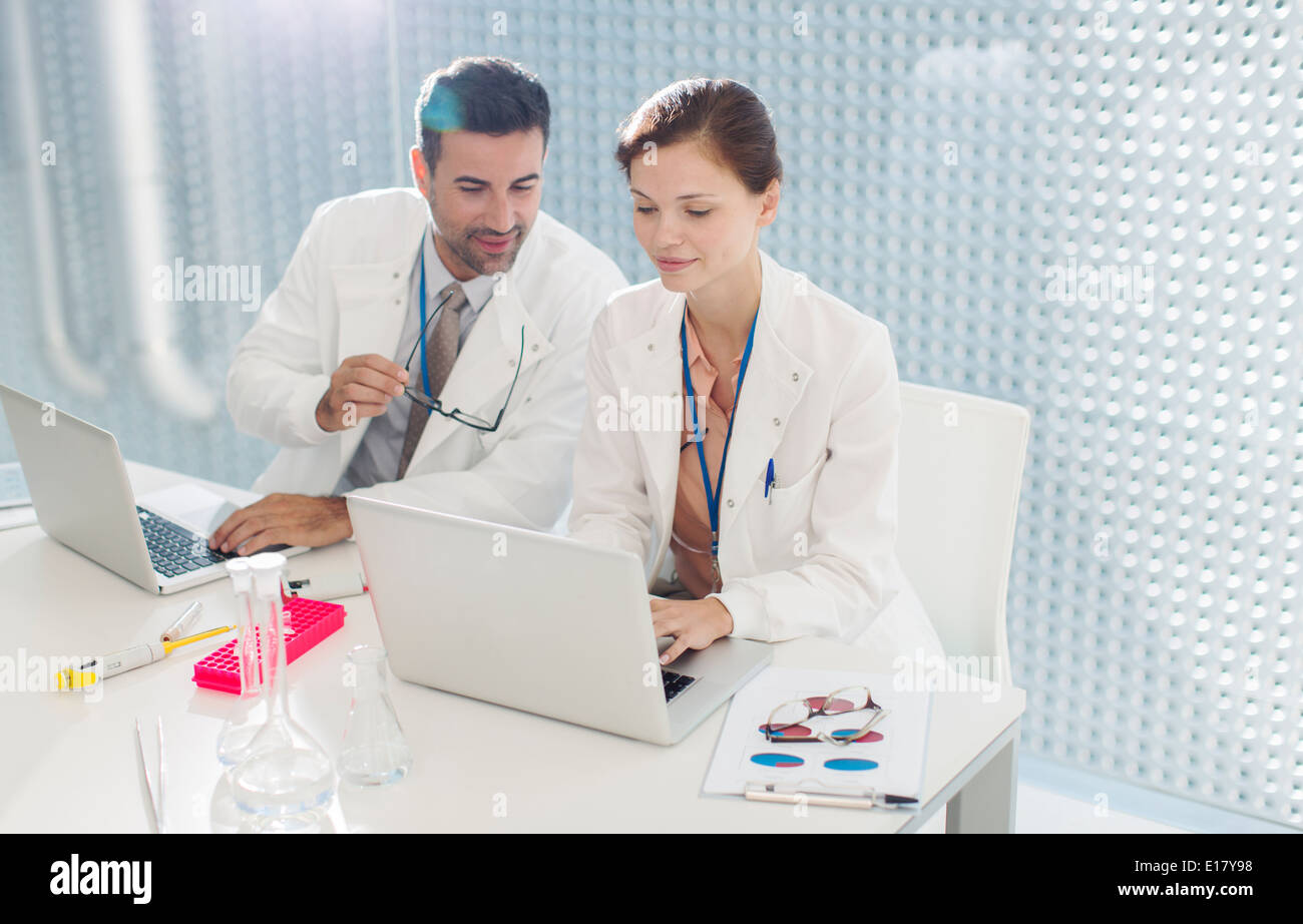 Ärzte arbeiten am laptop Stockfoto