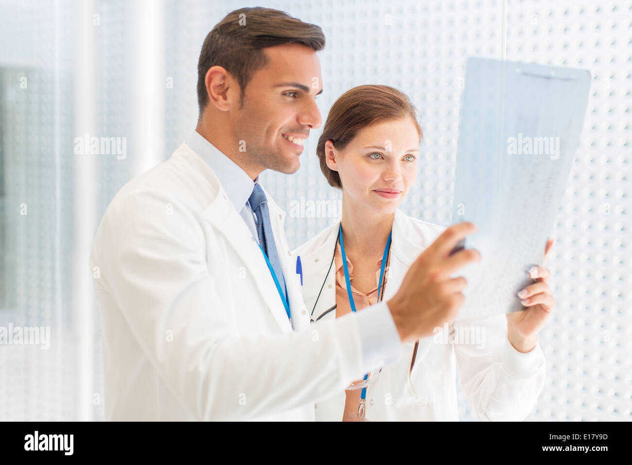 Ärzte untersuchen Röntgen im Krankenhaus Stockfoto