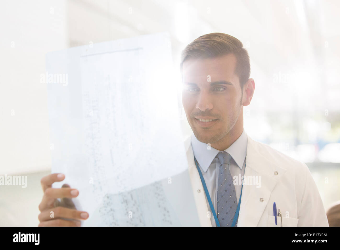 Arzt untersucht Papierkram im Krankenhaus Stockfoto