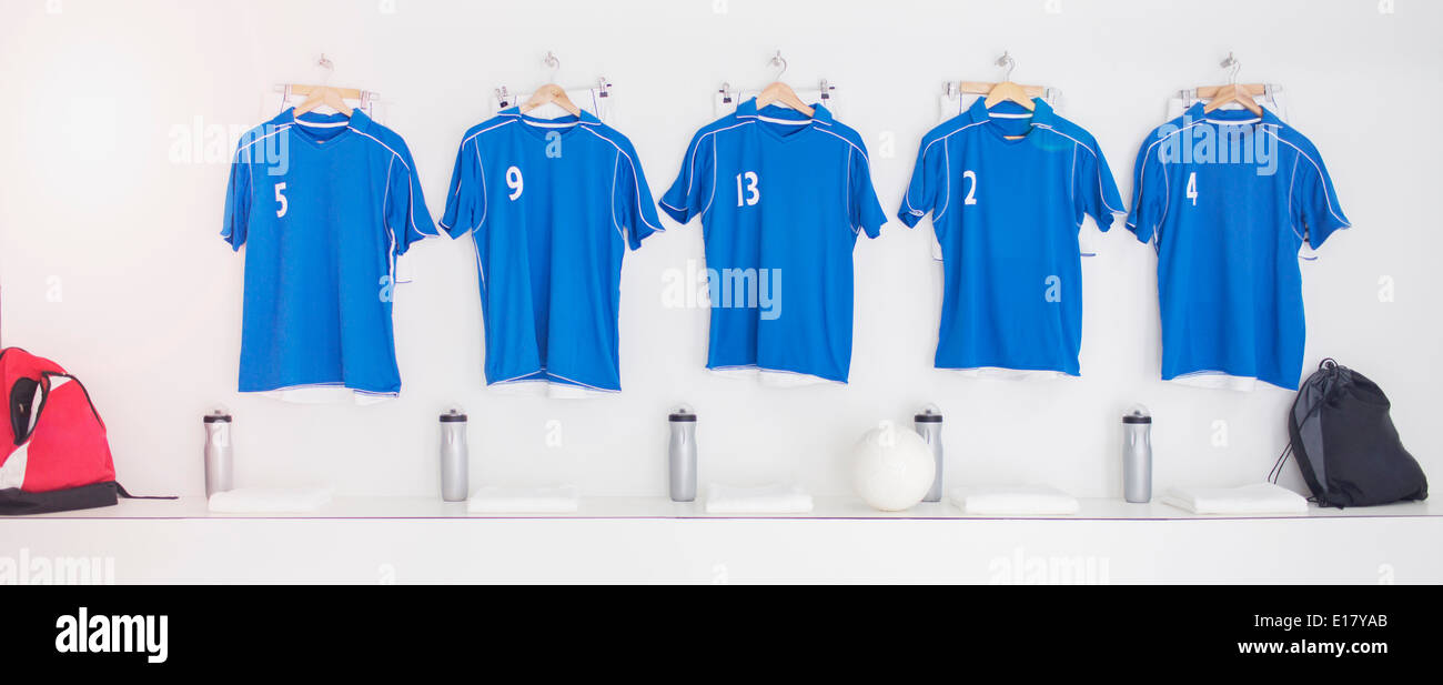 Fußball Trikots in Umkleidekabine Stockfoto