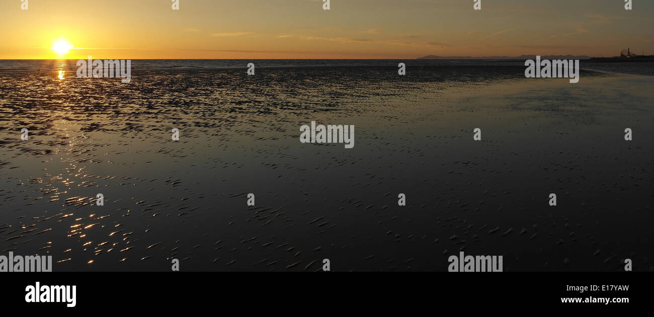Orange irische See Sonnenuntergang, über nassen Sand Wellen Strand in Richtung Blackpool und Cumbrian Mountains, von St. Annes Stockfoto