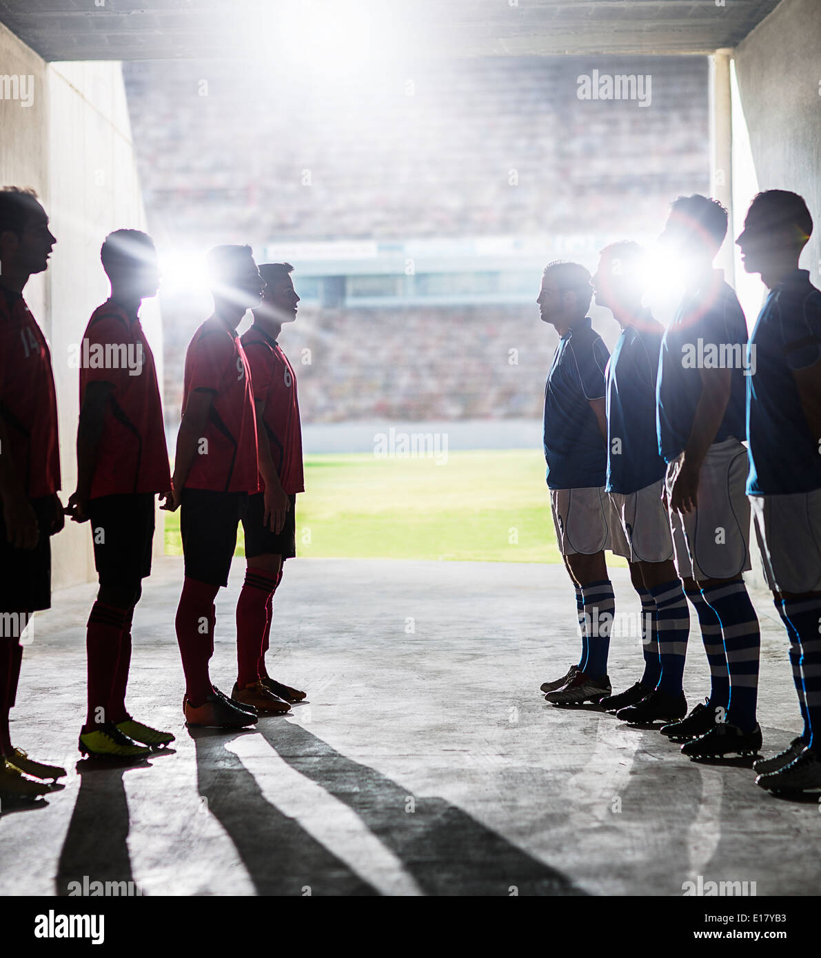Silhouette der Fußball Mannschaften Gruß in Umkleidekabine Stockfoto