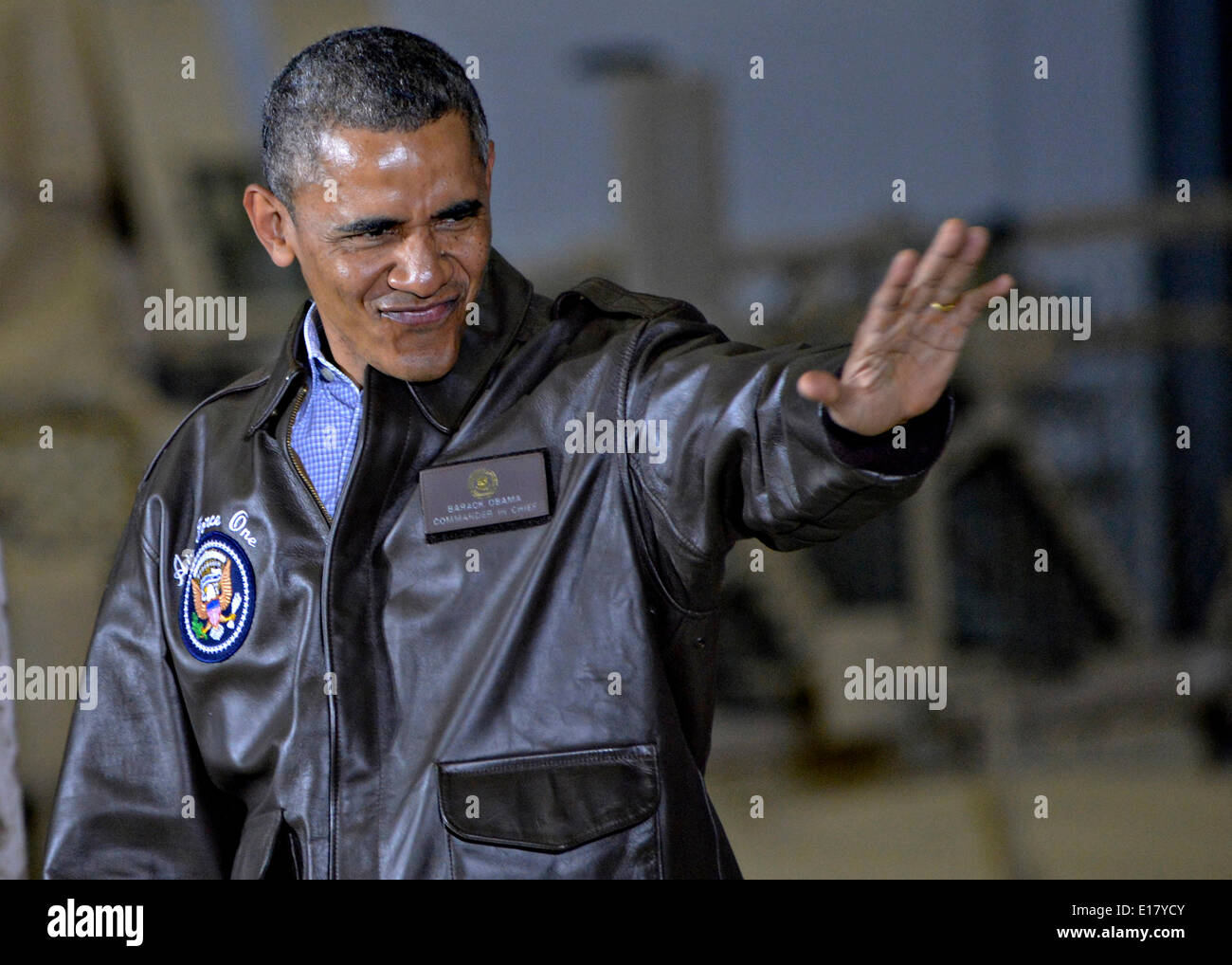 US-Präsident Barack Obama "Wellenlinien" Soldaten während einer unangekündigten Besuch in Bagram Air Field 25. Mai 2014 in Afghanistan. Stockfoto