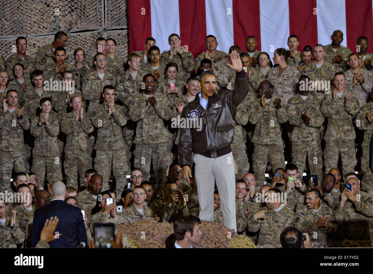 US-Präsident Barack Obama Wellen zu Service-Mitglieder bei einem unangekündigten Besuch in Bagram Air Field 25. Mai 2014 in Afghanistan. Stockfoto