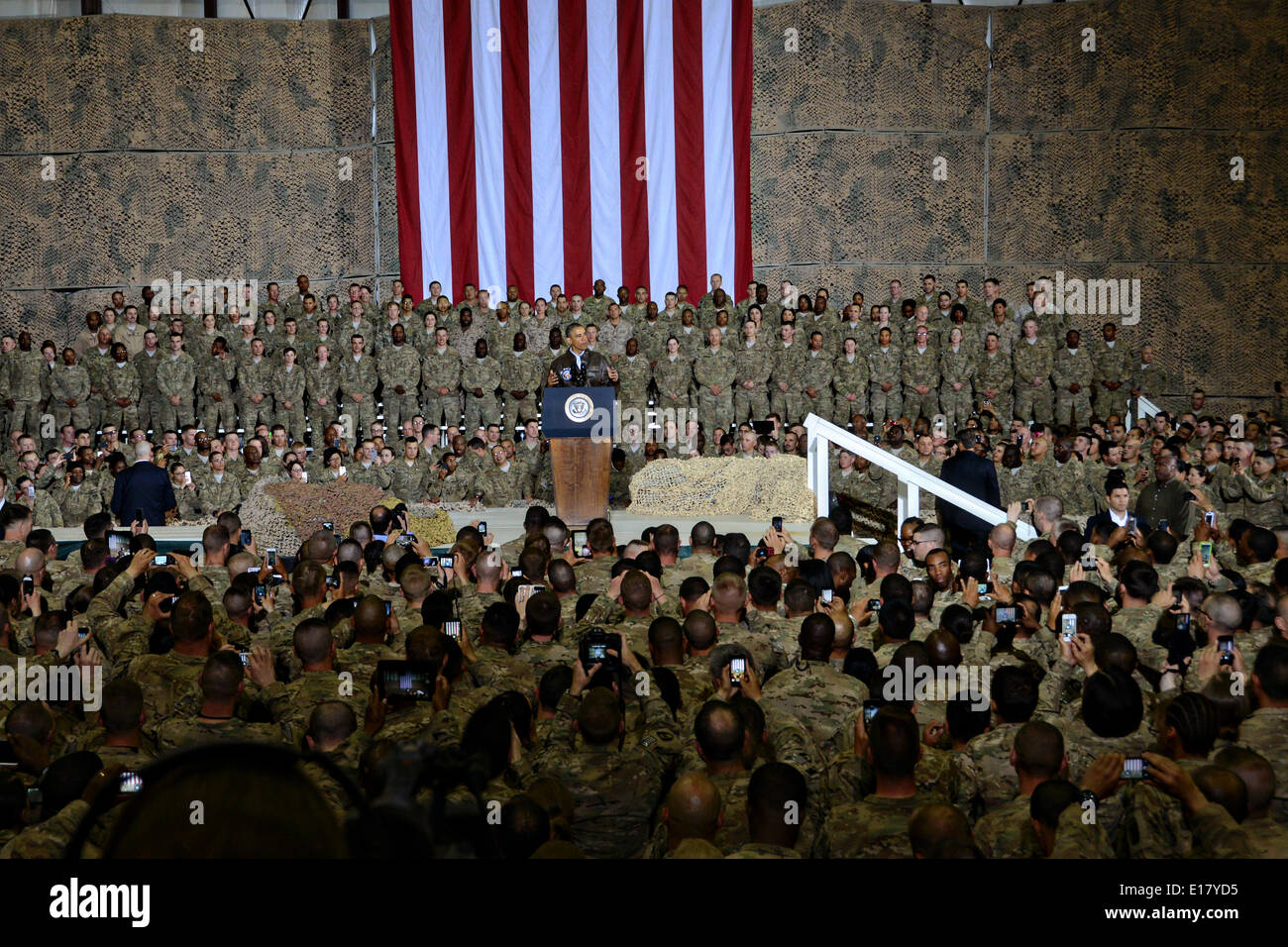 US-Präsident Barack Obama spricht mit Truppen während einer unangekündigten Besuch in Bagram Air Field 25. Mai 2014 in Afghanistan. Stockfoto
