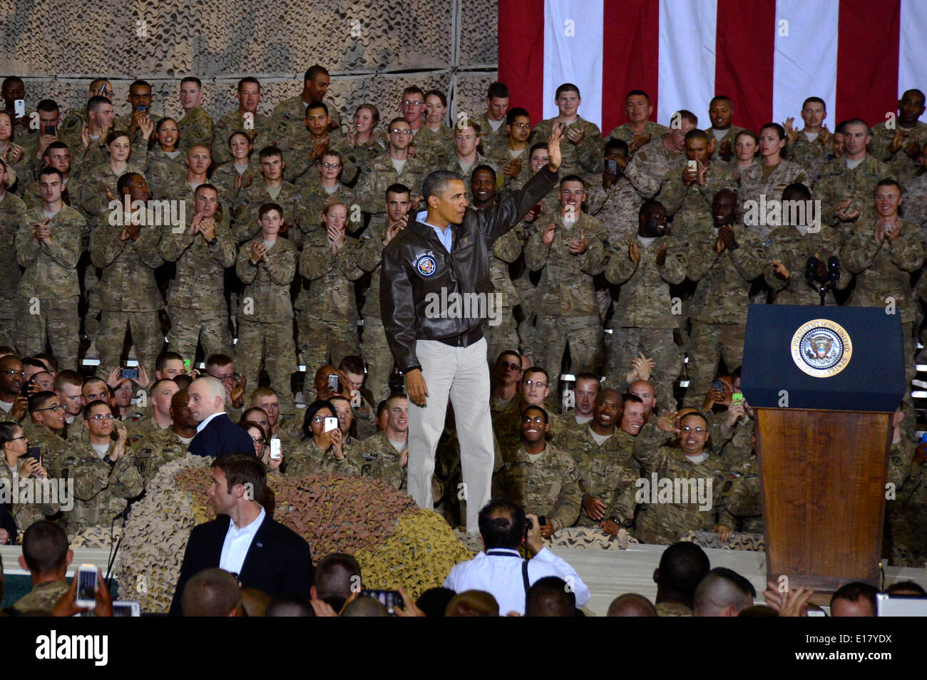 US-Präsident Barack Obama "Wellenlinien" nach einem Gespräch mit Truppen während eines unangekündigten Besuchs in Bagram Air Field 25. Mai 2014 in Afghanistan. Stockfoto