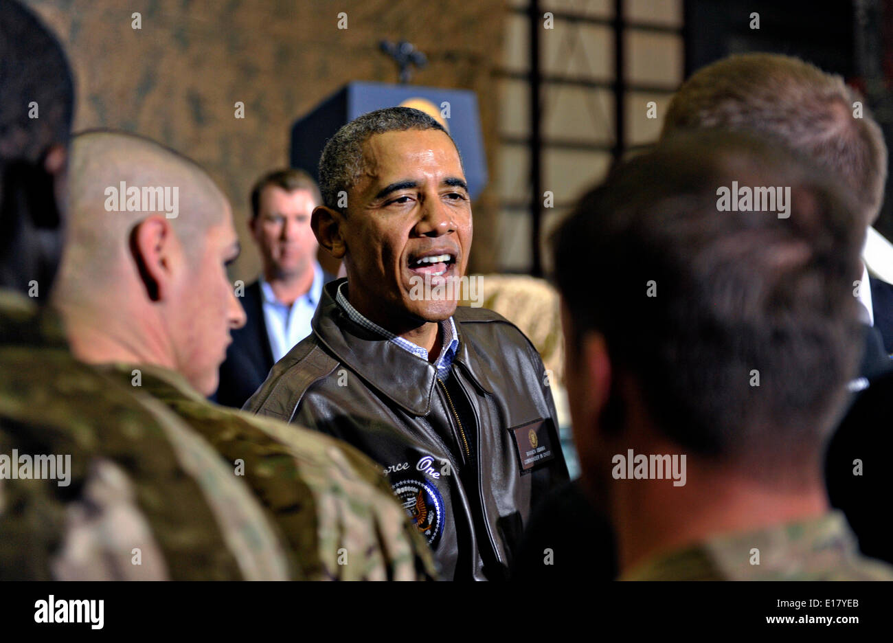 US-Präsident Barack Obama schüttelt Hände mit Service-Mitglieder bei einem unangekündigten Besuch in Bagram Air Field 25. Mai 2014 in Afghanistan. Stockfoto