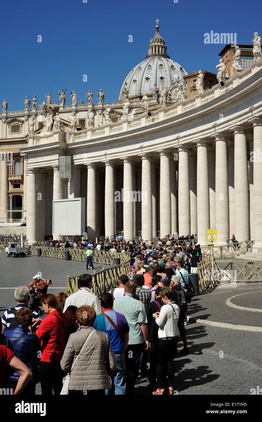 Italien, Rom, Petersplatz, Kolonnade, Eintritt zum Petersdom, Schlange Stockfoto