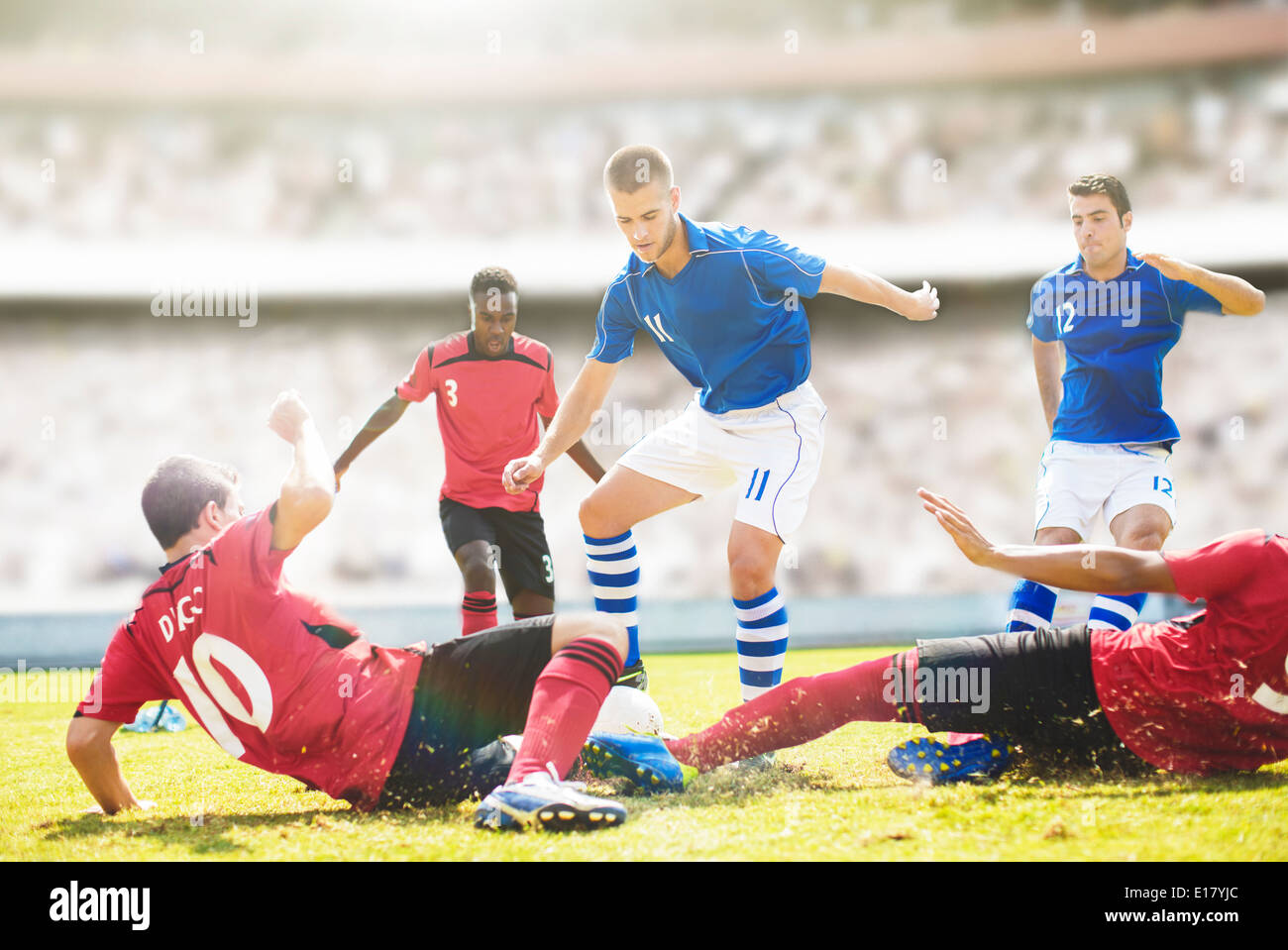 Fußball-Spieler Rutschen auf Feld Stockfoto