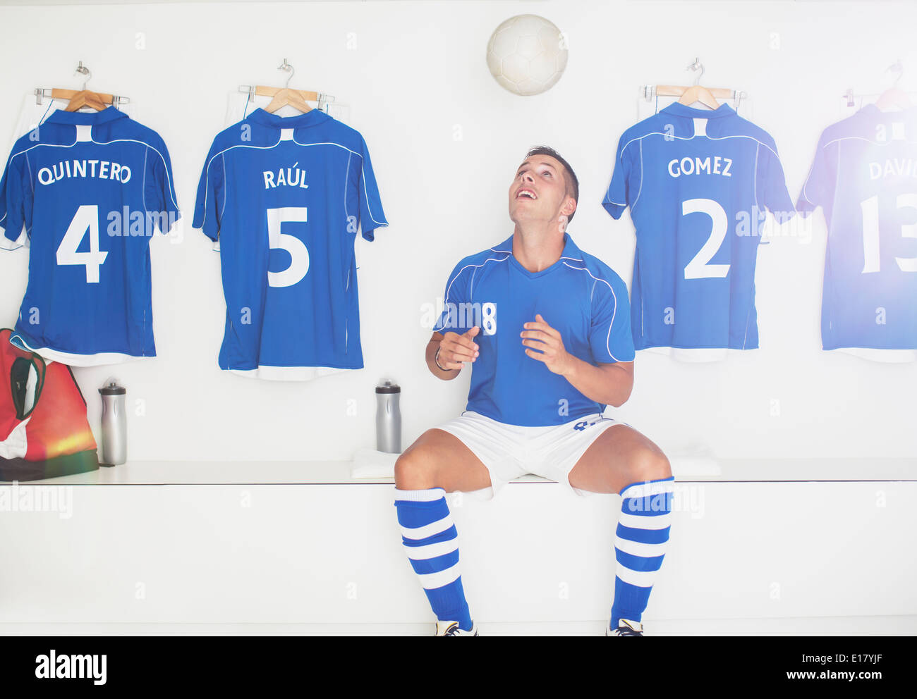 Springenden Ball in Umkleidekabine Fußballspieler und-Trainer Stockfoto