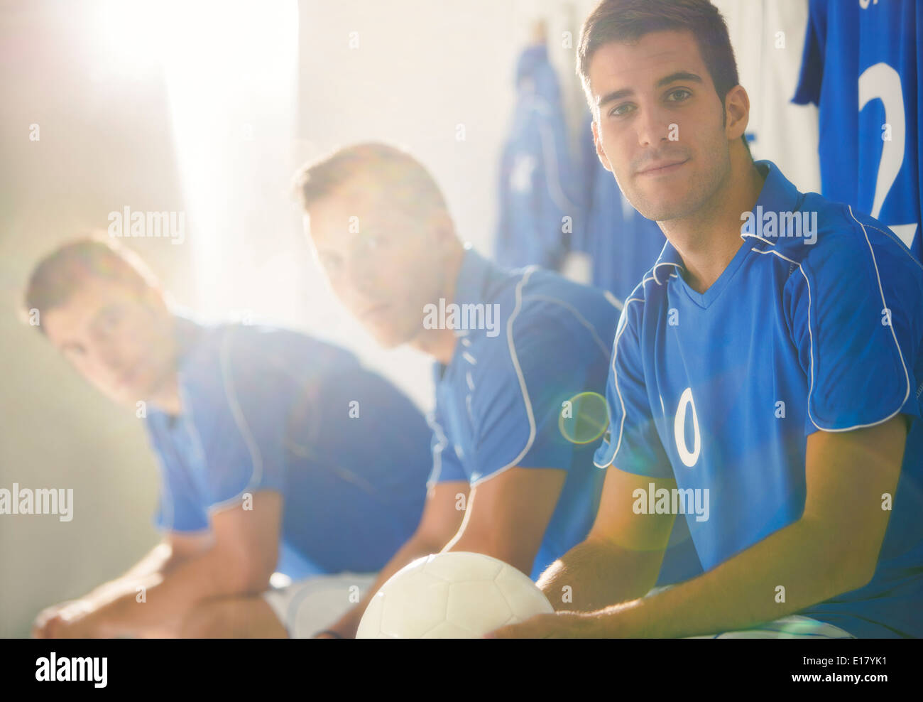 Fußball-Spieler sitzen in Umkleidekabine Stockfoto