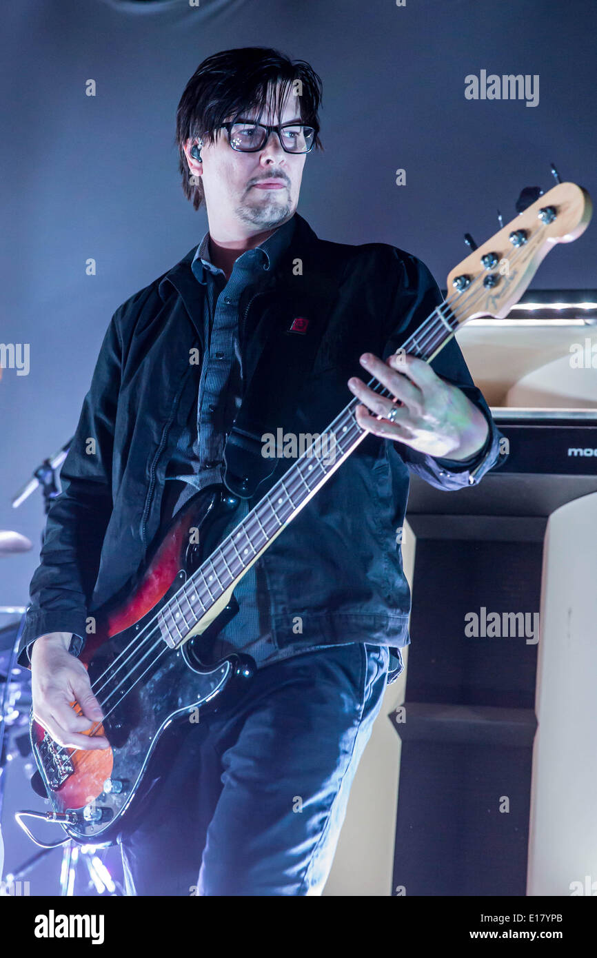 Detroit, Michigan, USA. 26. Mai 2014. Lead Sänger und Bassist KEN ANDREWS des Scheiterns, die Durchführung auf der North American Reunion-Tour in St. Andrews Hall in Detroit, MI auf möglicherweise 25. 2014 Credit: Marc Nader/ZUMA Wire/ZUMAPRESS.com/Alamy Live News Stockfoto