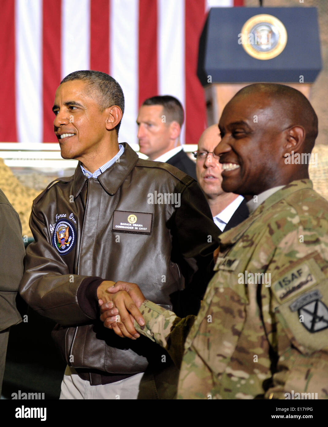 US-Präsident Barack Obama schüttelt Hände mit Service-Mitglieder bei einem unangekündigten Besuch in Bagram Air Field 25. Mai 2014 in Afghanistan. Stockfoto