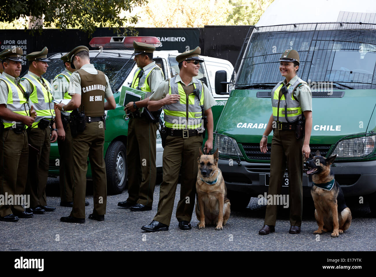 männlichen und weiblichen Hund Handler Carabineros de Chile nationale Polizeibeamte in der Innenstadt von Santiago Chile Stockfoto