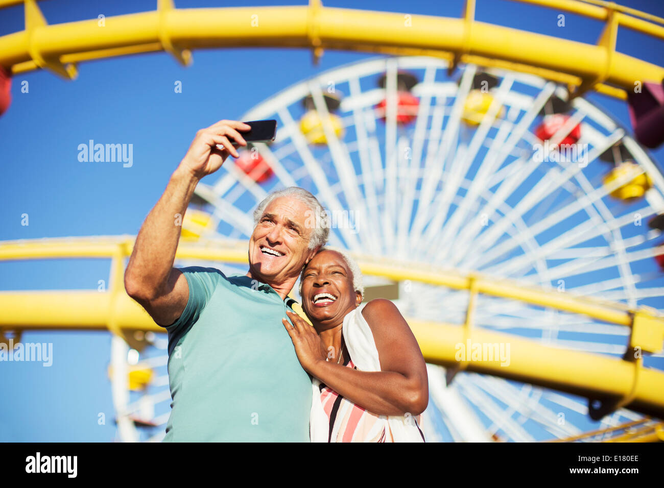 Älteres paar nehmen Selfie im Freizeitpark Stockfoto