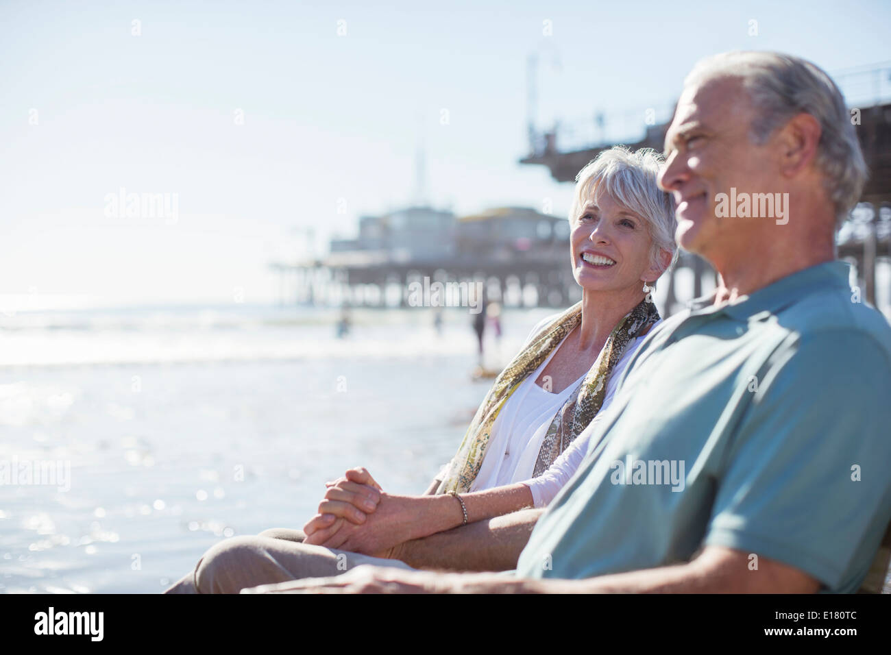 Älteres paar entspannende am Sonnenstrand Stockfoto