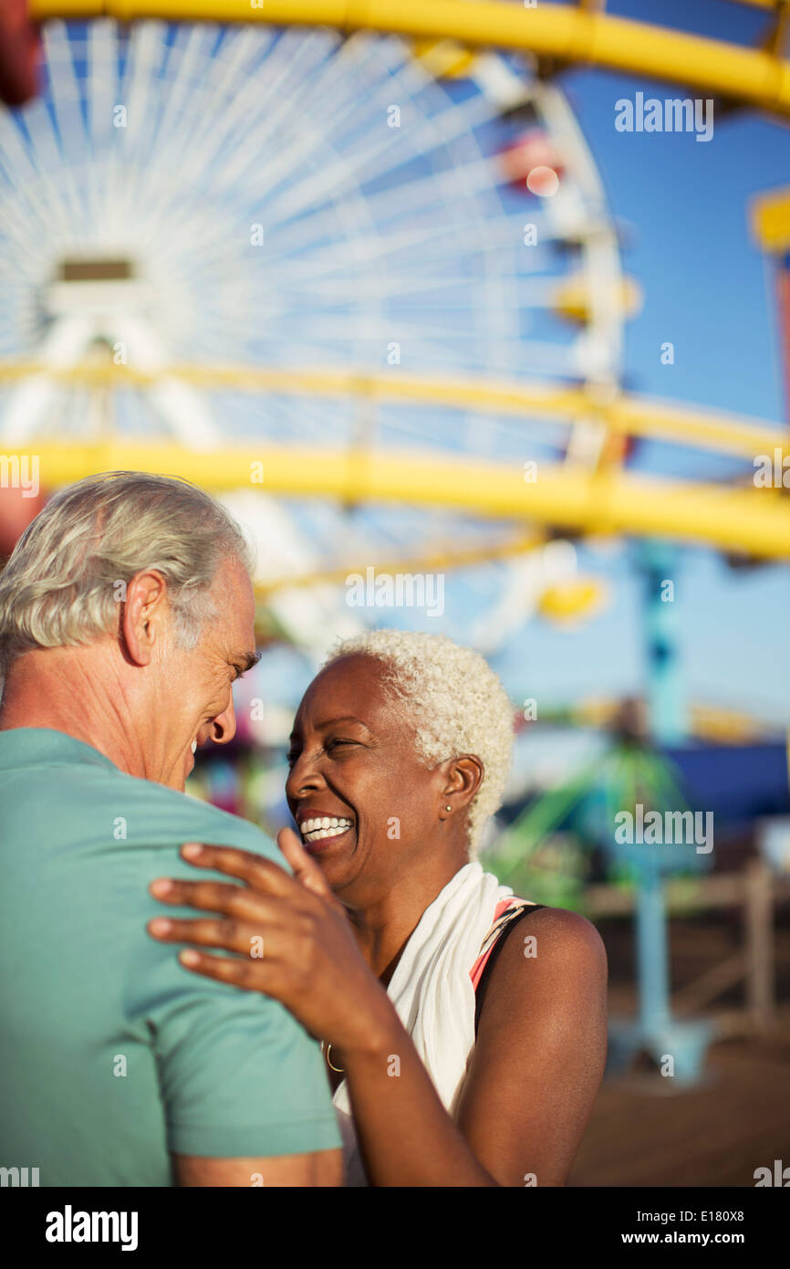 Begeisterte älteres Paar im Freizeitpark Stockfoto