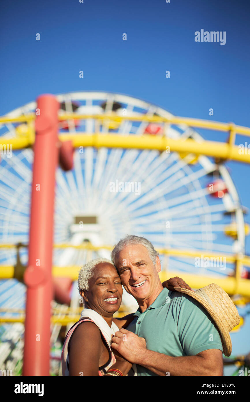 Porträt von glücklichen senior paar umarmt im Freizeitpark Stockfoto