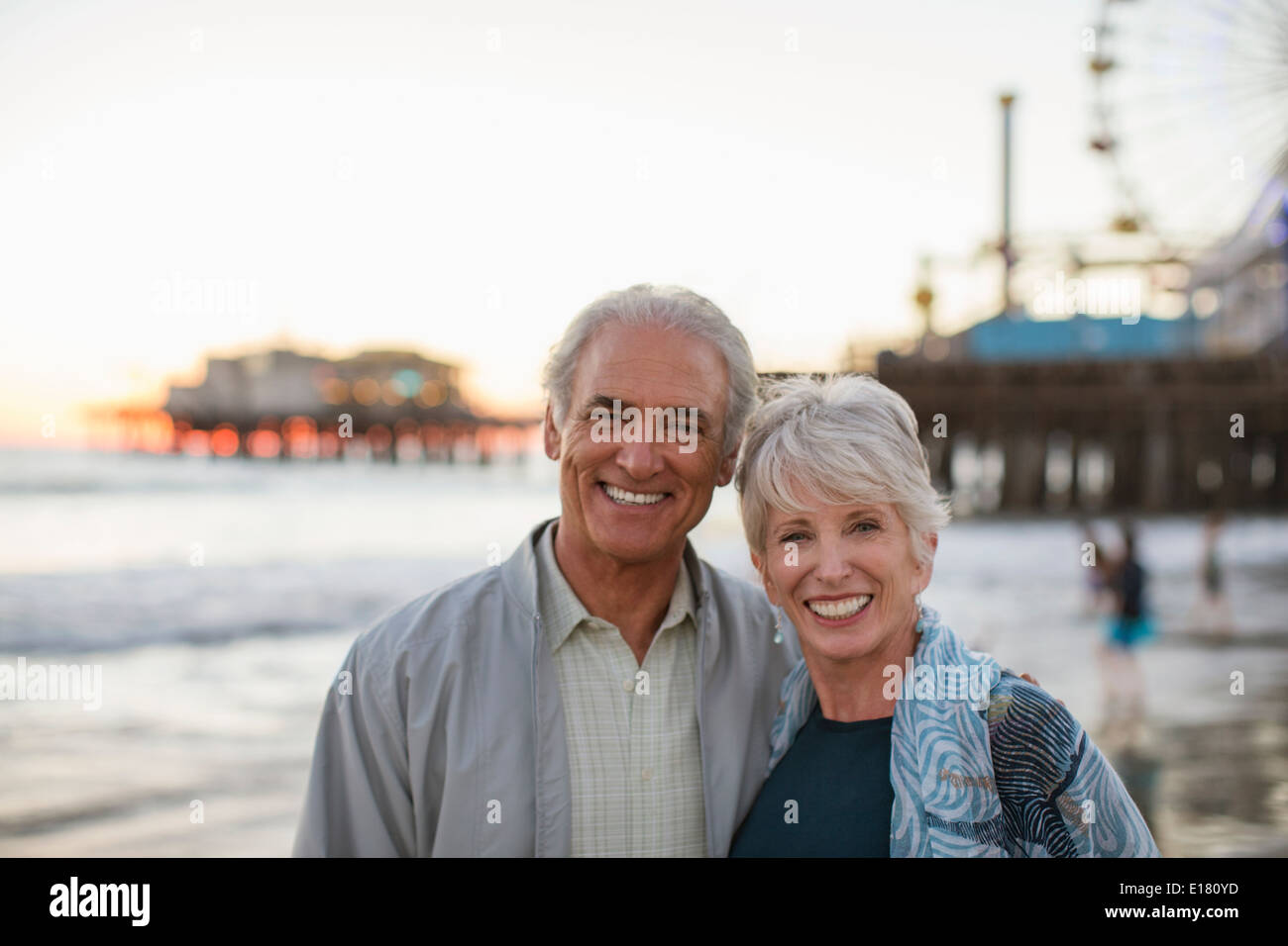 Porträt des Lächelns älteres Paar am Strand Stockfoto