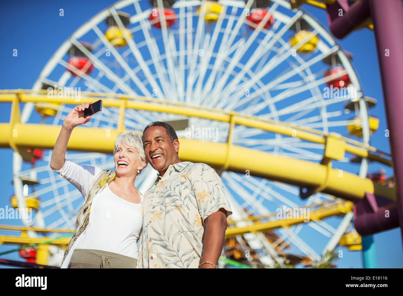Älteres paar begeisterte Aufnahme Selfie im Freizeitpark Stockfoto