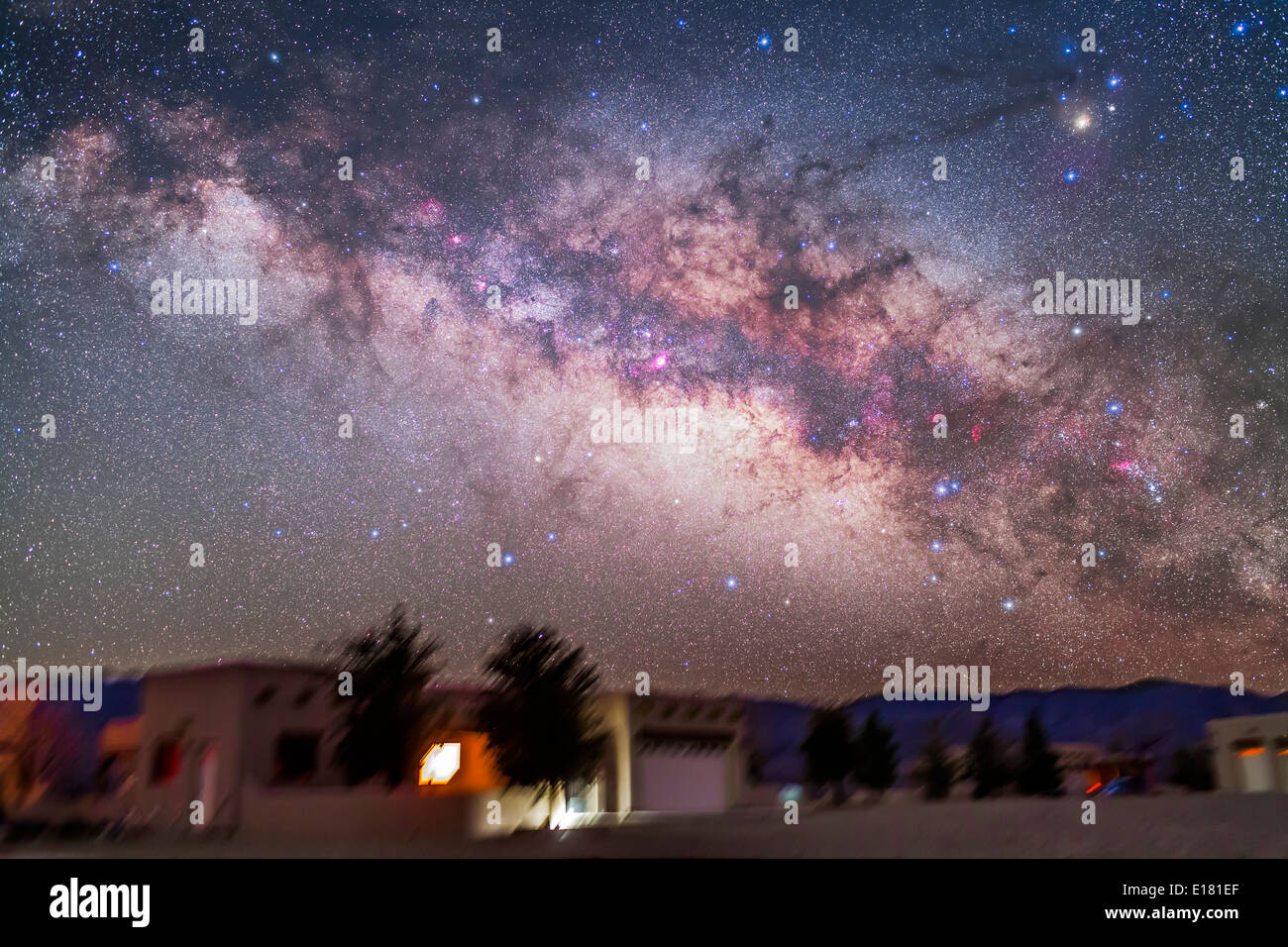 Schütze und Skorpion am Himmel vor der Morgendämmerung, 15. März 2013, vom gemalten Pony Resort, New Mexico. Stockfoto