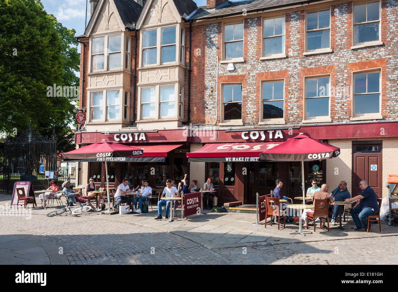 Kunden, die vor einer Costa Coffee Bar sitzen, High Wycombe, Buckinghamshire, England, GB, VEREINIGTES KÖNIGREICH Stockfoto