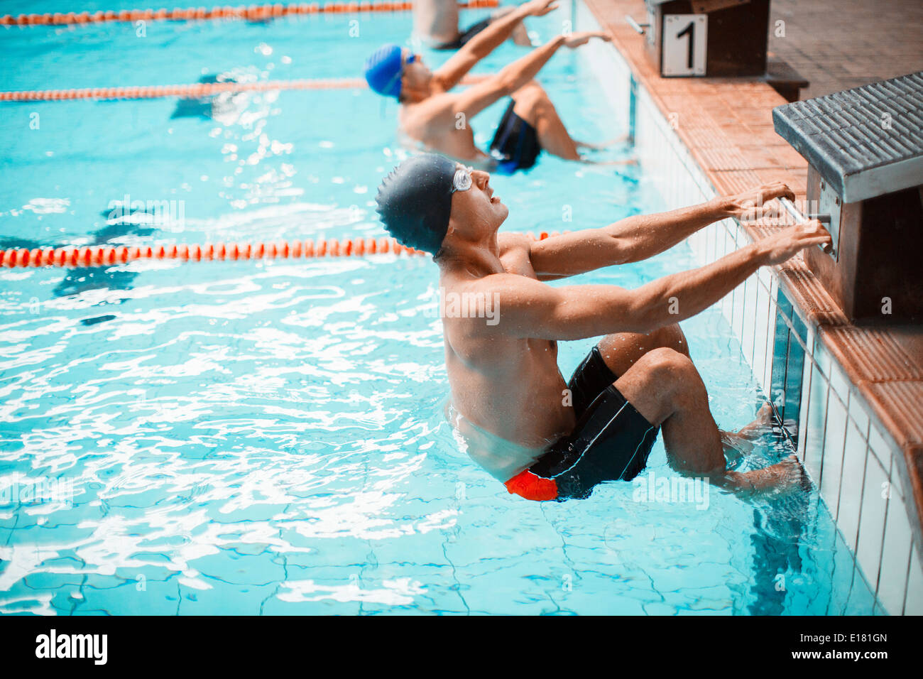 Schwimmer im Startblock im Pool bereit Stockfoto