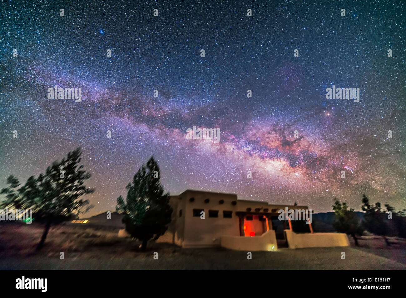 Die nördlichen Sommer Milchstraße steigt in den Osten. Ergriffen von der gemalten Pony Resort, New Mexico, 10. März 2013 Stockfoto