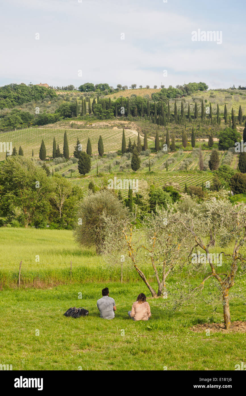 paar mitten in der toskanischen Landschaft von St. Antimo Abbey in der Nähe von Siena, Toskana, Italien Stockfoto