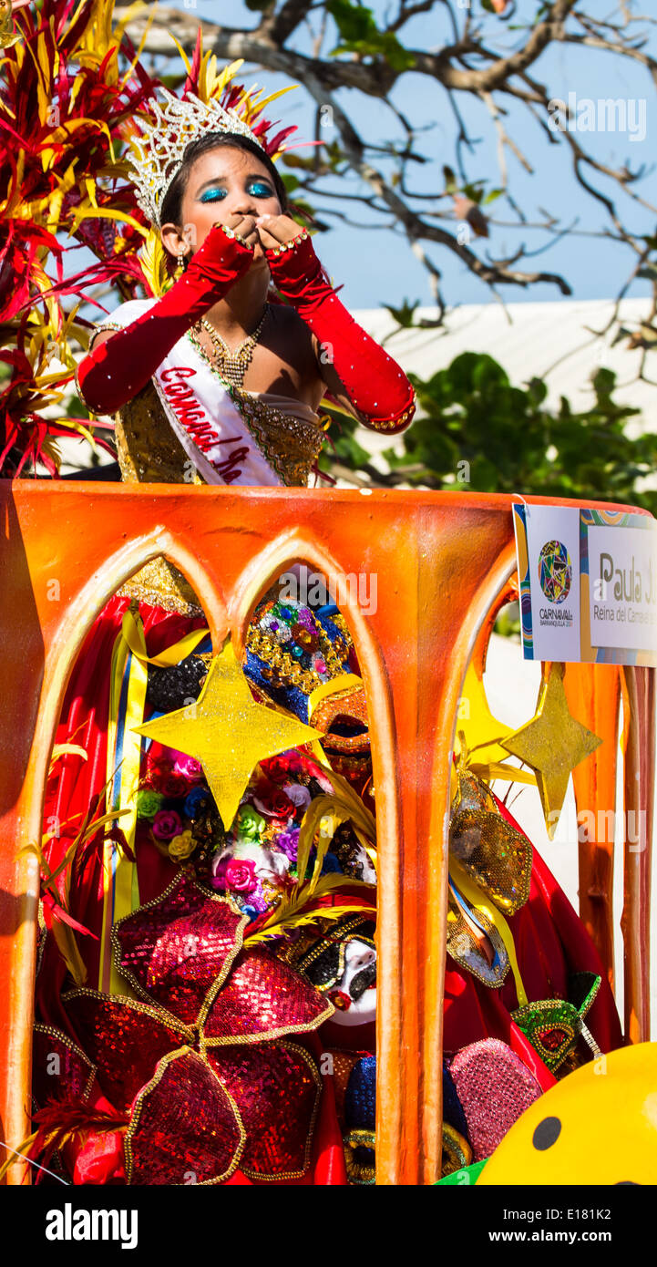 Barranquilla, Kolumbien - 1. März 2014 - Nickson Padilla und Paula Jurado Welle auf das Publikum nach seiner Ernennung zum König und die Königin der Stockfoto