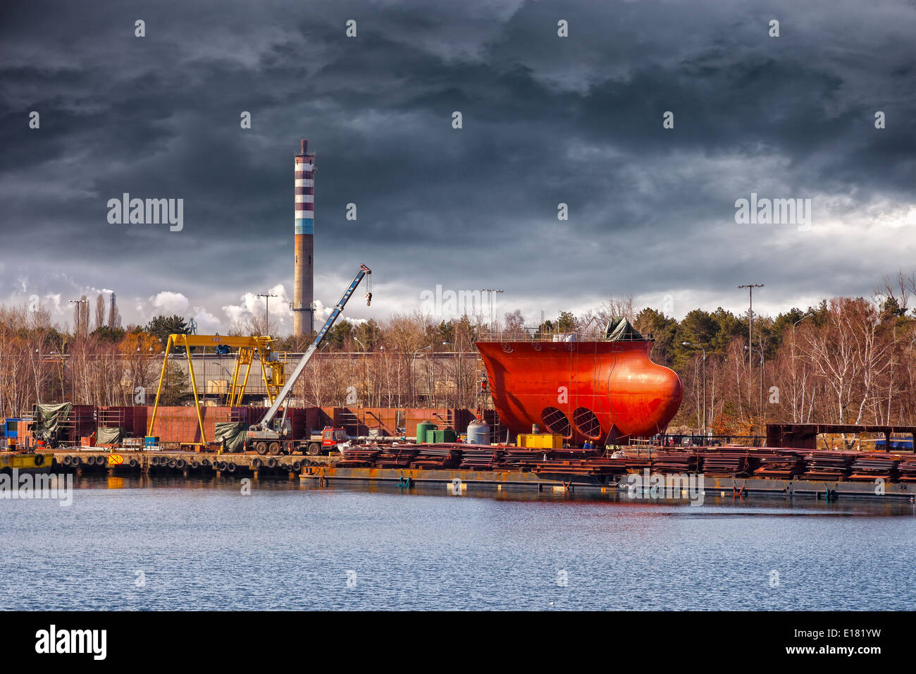 Teil des großen Schiffes im Bau auf dem Hintergrund der dramatischen Himmel. Stockfoto
