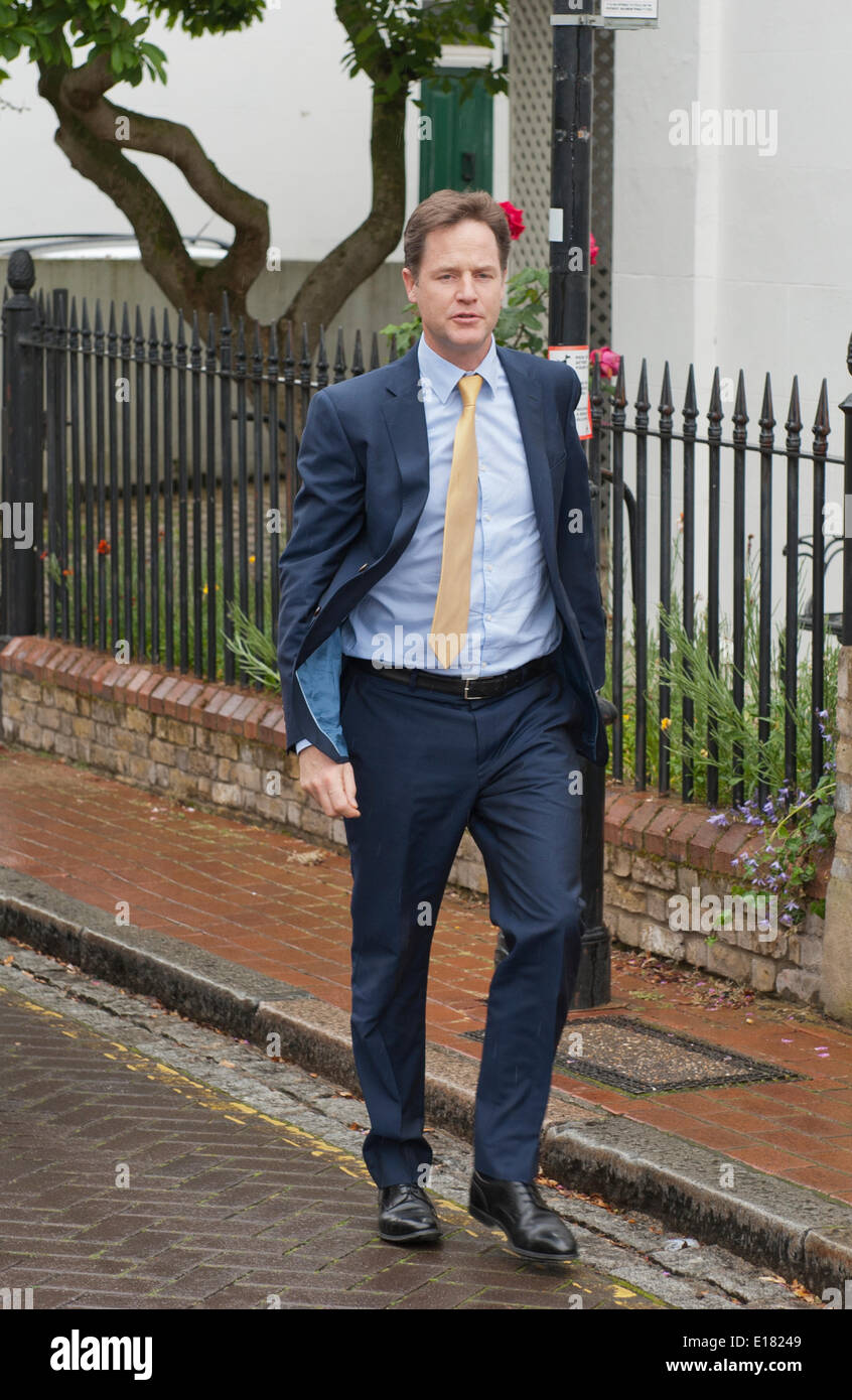 Nick Clegg stellvertretender Ministerpräsident nach Hause kommt nach Euro Wahlniederlage London Uk 26. Mai 2014 Credit: Prixnews/Alamy Live News Stockfoto
