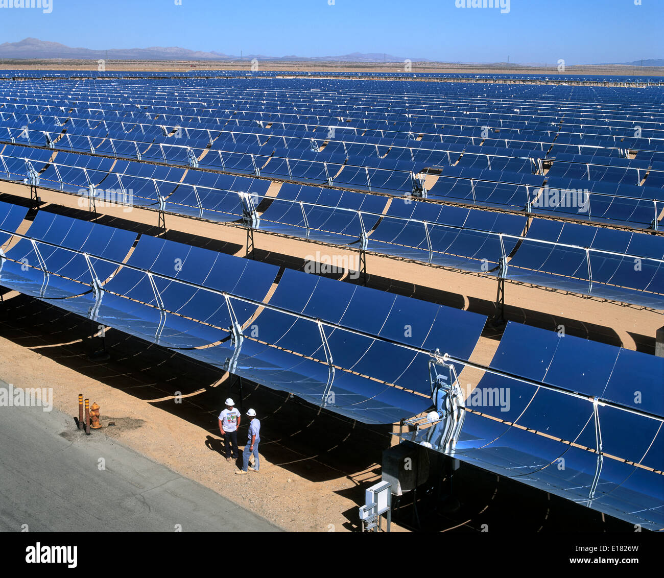 Teil einer elektrischen Erzeugung von Solaranlage, in der Nähe von Kramer Junction, in der kalifornischen Mojave-Wüste. Stockfoto
