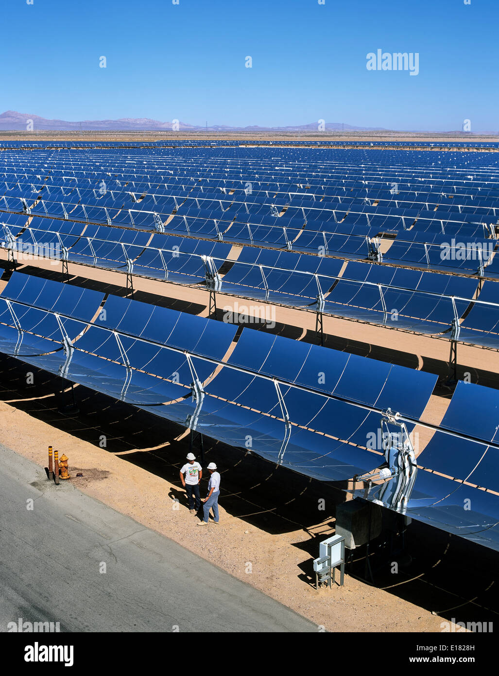 Teil einer elektrischen Erzeugung von Solaranlage, in der Nähe von Kramer Junction, in der kalifornischen Mojave-Wüste. Stockfoto