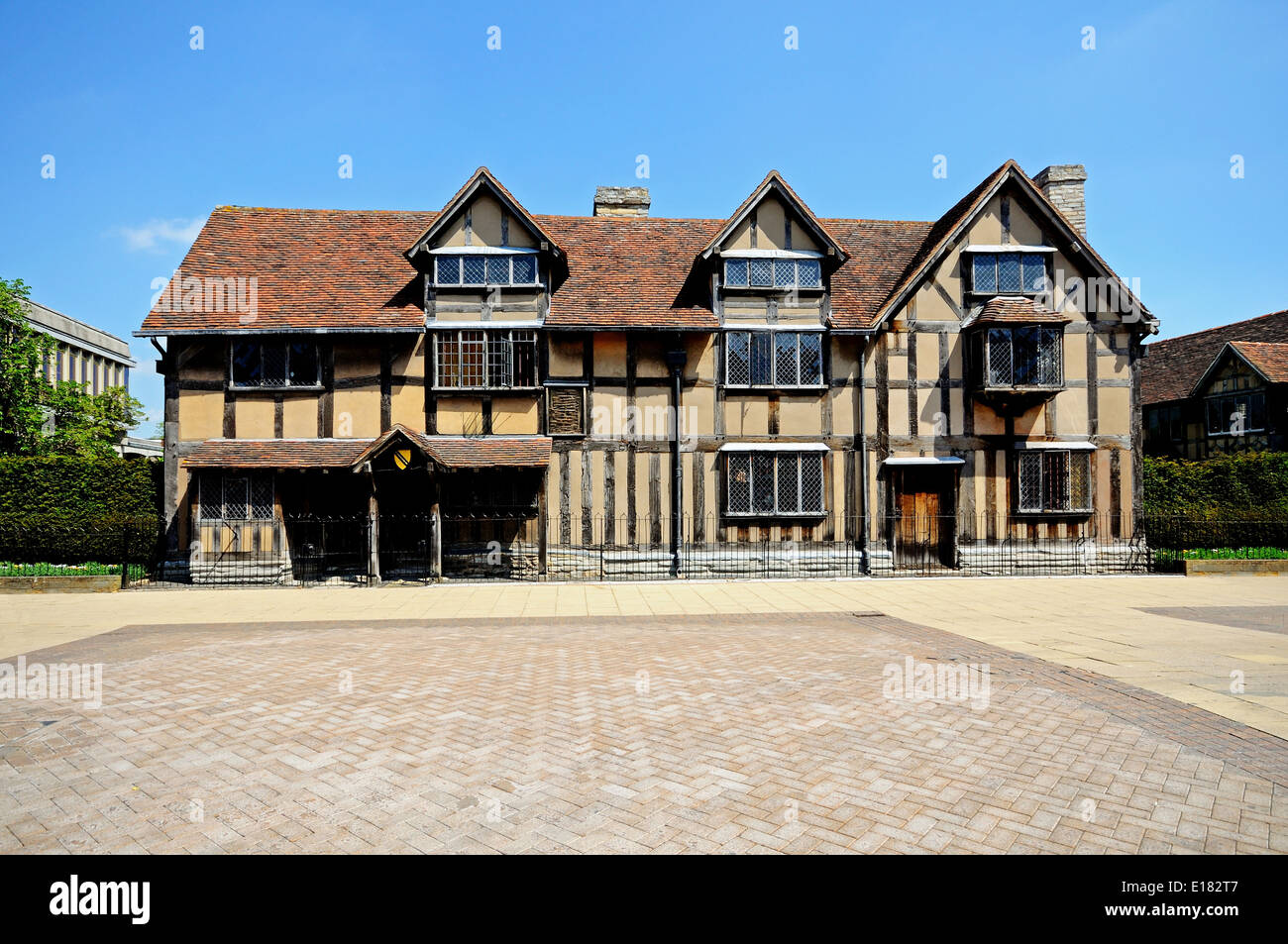 Vorderansicht von Shakespeares Geburtshaus entlang Henley Street, London, England. Stockfoto