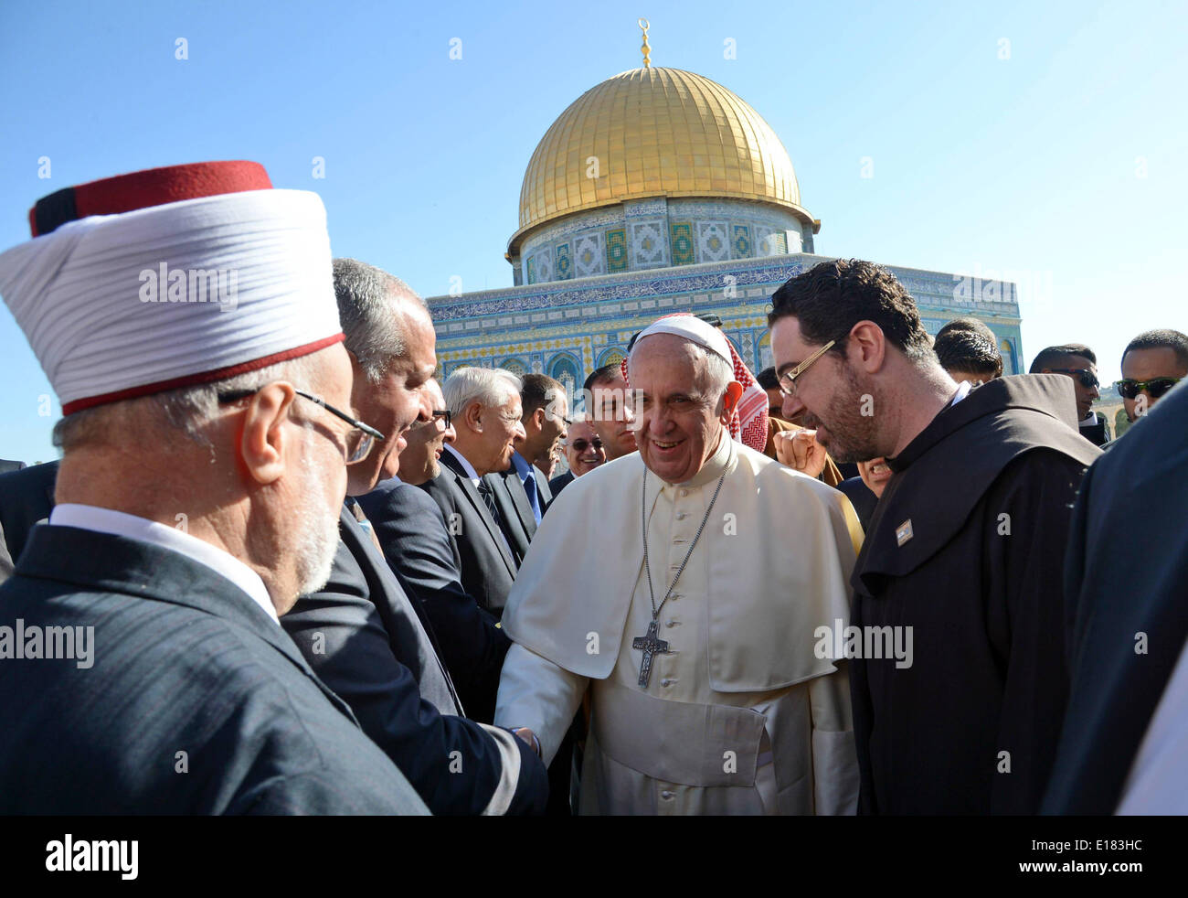 Jerusalem. 26. Mai 2014. Papst Francis geht vor den Felsendom als er die Al-Aqsa-Moschee in der Altstadt von Jerusalem am 25. Mai 2014 zusammengesetzte, besucht. In seiner ersten Nahost-Tournee seit seiner Salbung im Jahr 2013 statt Papst Francis einen historischen Gottesdienst mit dem Ökumenischen Patriarchen in Jerusalem am Sonntag. Dies war das erste Treffen zwischen den beiden christlichen Sekten in fünfzig Jahren. (Handout Credit: Handout Haim Zach-Frühjahr/APA Images/ZUMAPRESS.com/Alamy Live-Nachrichten Stockfoto