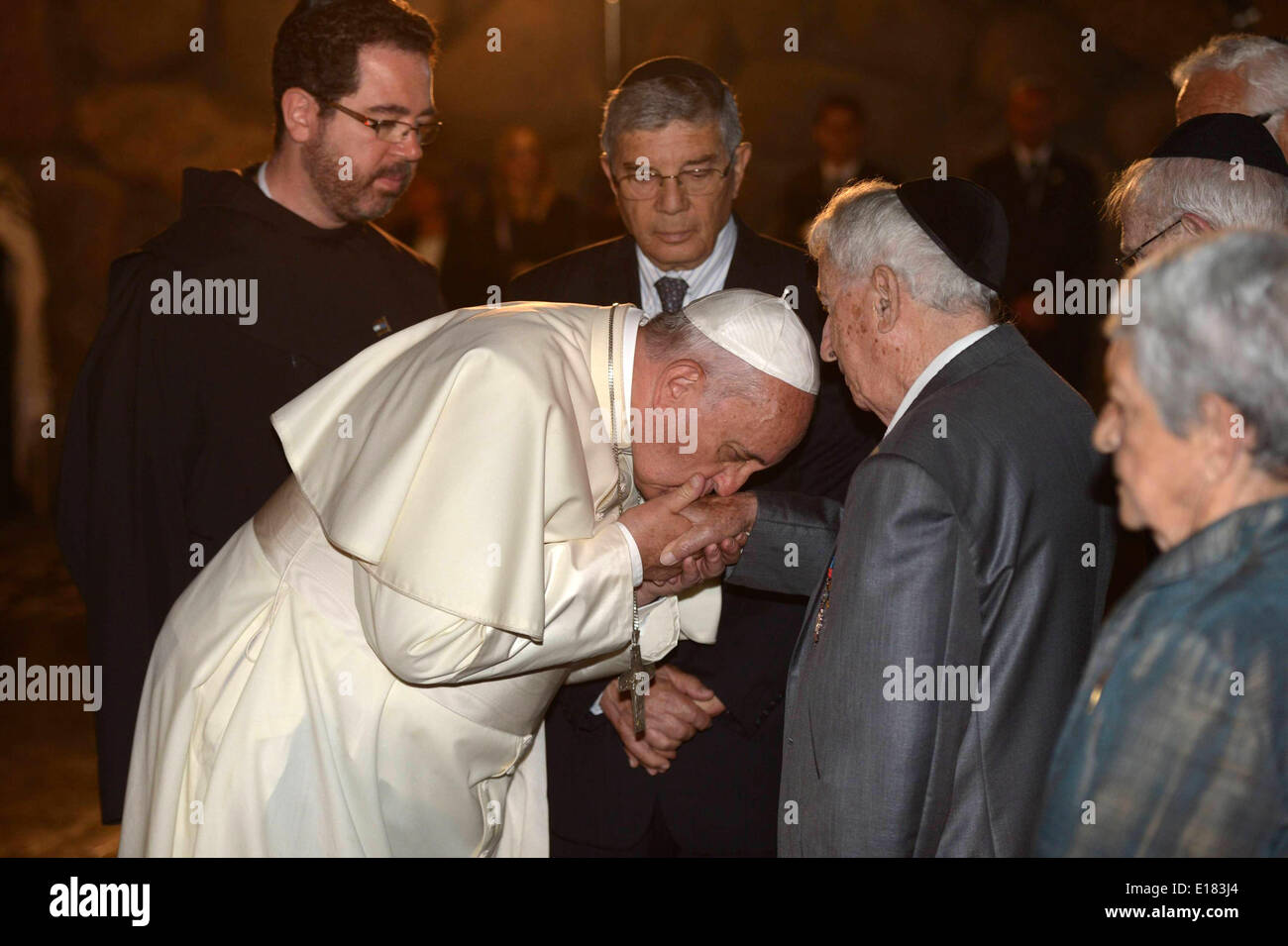 Jerusalem. 26. Mai 2014. Papst Francis besucht Holocaust Museum Yad Vashem in Jerusalem, an dem israelischen Präsidenten Shimon Peres und Premierminister Benjamin Netanyahu am 26. Mai 2014. In seiner ersten Nahost-Tournee seit seiner Salbung im Jahr 2013 statt Papst Francis einen historischen Gottesdienst mit dem Ökumenischen Patriarchen in Jerusalem am Sonntag. Dies war das erste Treffen zwischen den beiden christlichen Sekten in fünfzig Jahren. (Handout Credit: Handout Amos Ben Gersho/APA Images/ZUMAPRESS.com/Alamy Live-Nachrichten Stockfoto