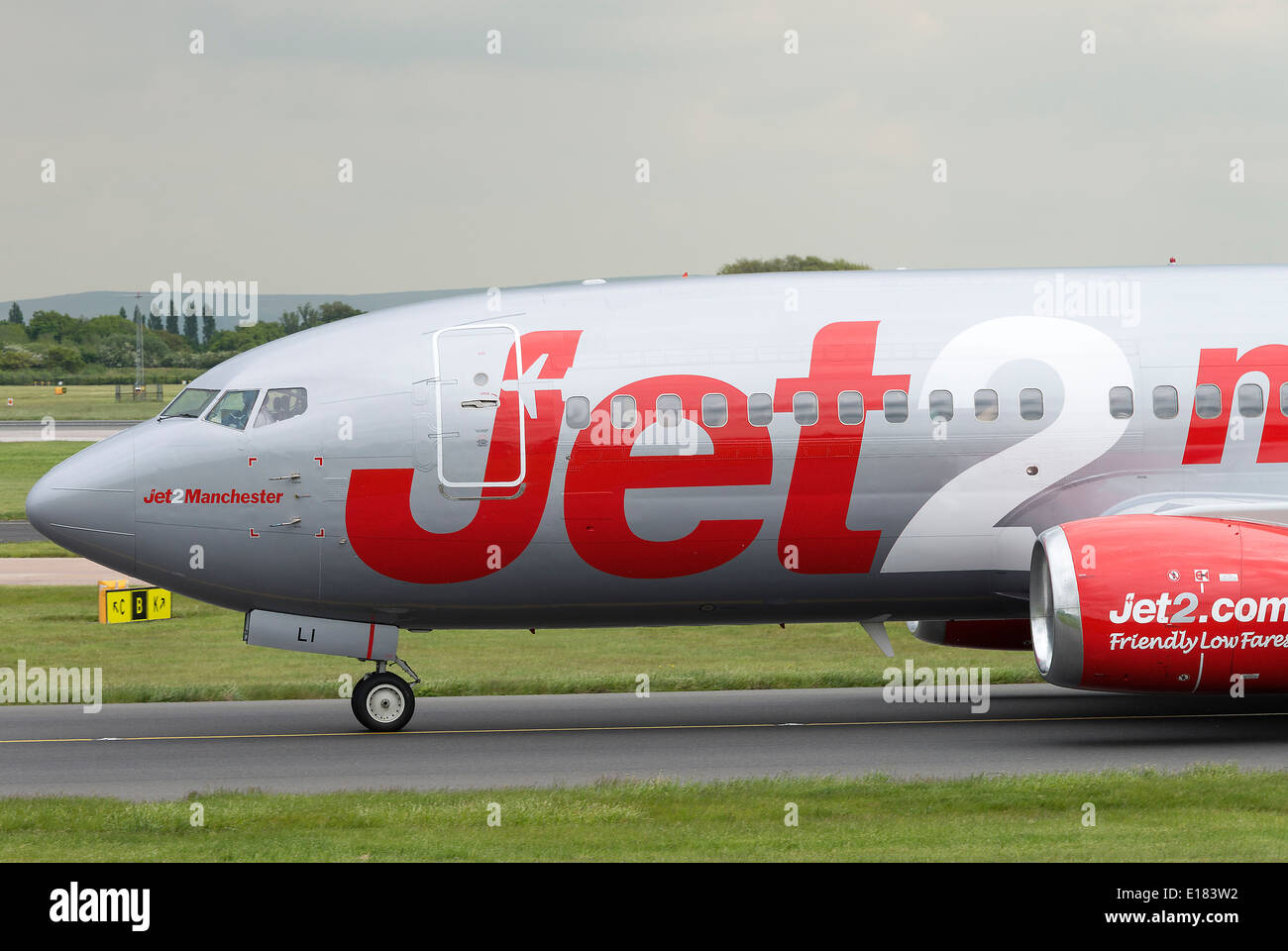 Jet2.com Boeing 737-300 Serie Verkehrsflugzeug G-CELI Rollen am internationalen Flughafen Manchester England Vereinigtes Königreich UK Stockfoto