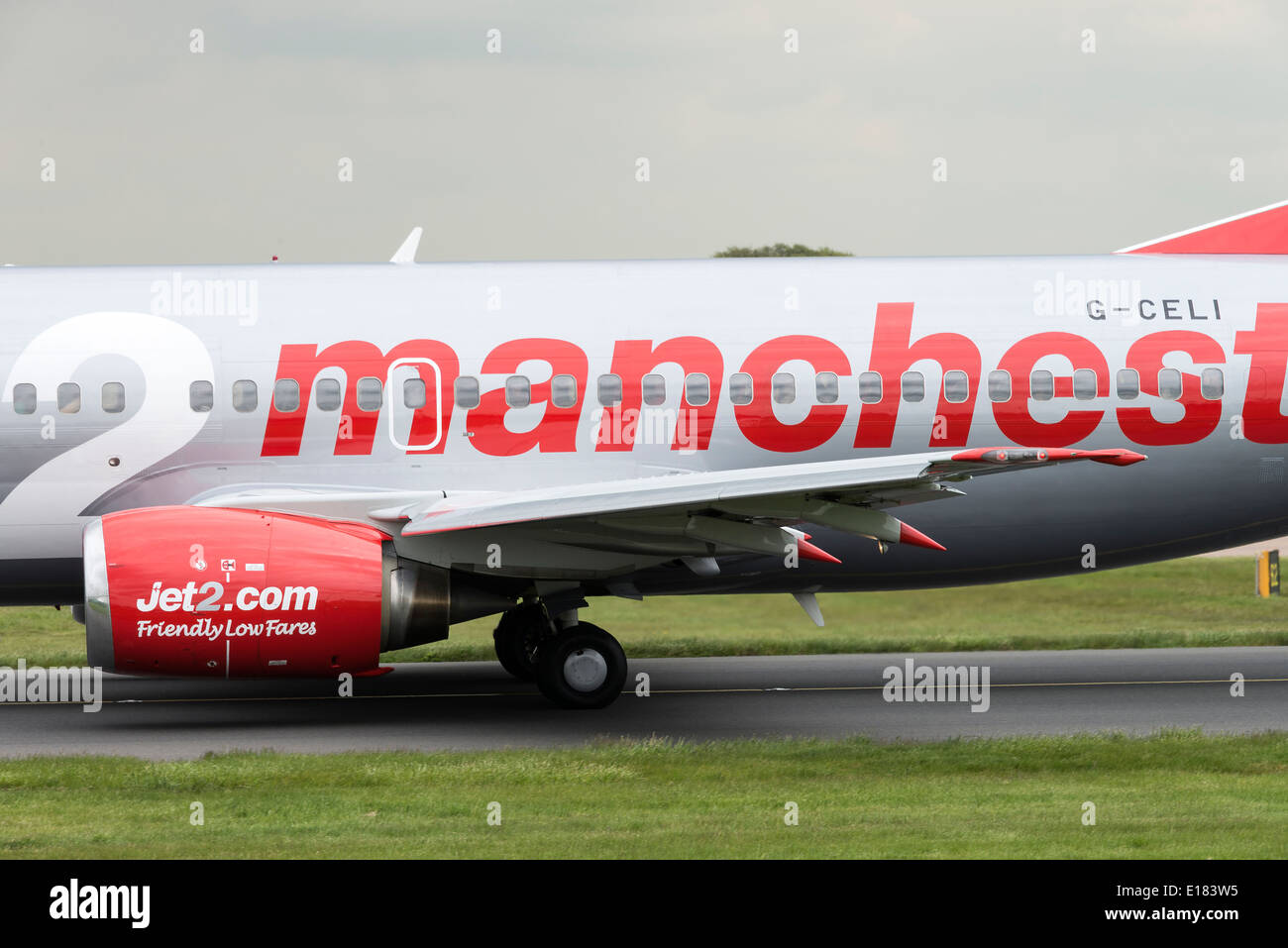 Jet2.com Boeing 737-300 Serie Verkehrsflugzeug G-CELI Rollen am internationalen Flughafen Manchester England Vereinigtes Königreich UK Stockfoto